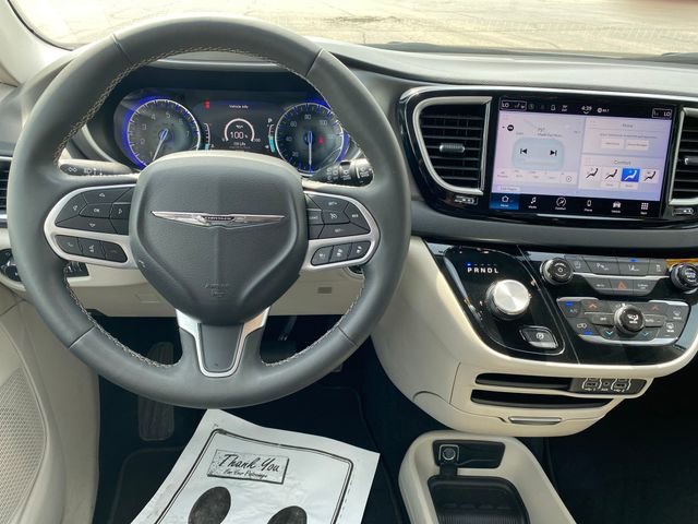 Used 2024 Chrysler Pacifica Touring-L FWD image 7