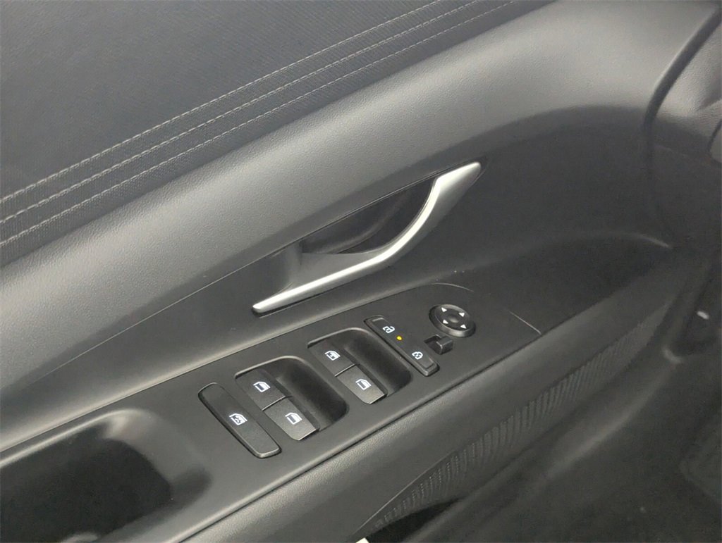 Certified 2025 Hyundai Elantra SE image 16