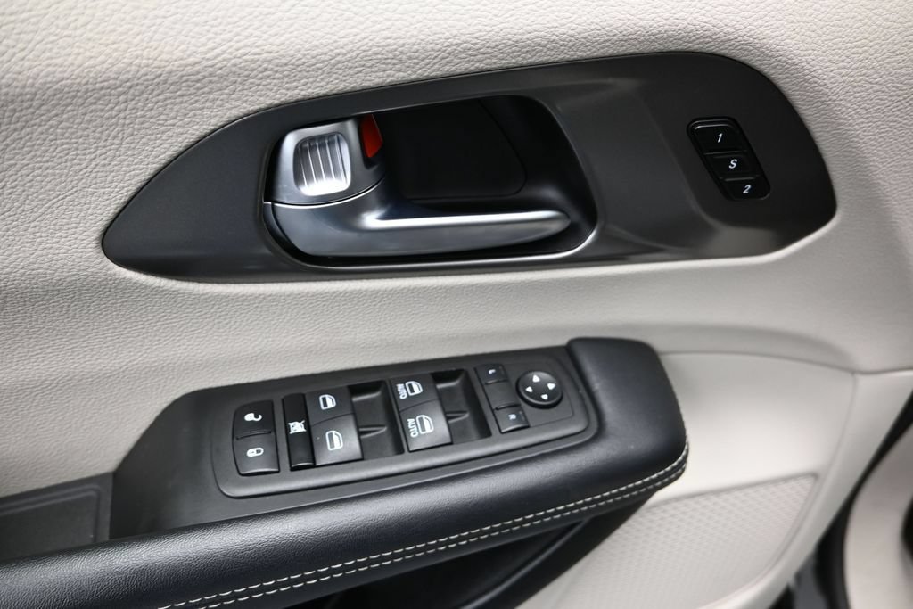 Used 2023 Chrysler Pacifica Touring-L FWD image 19