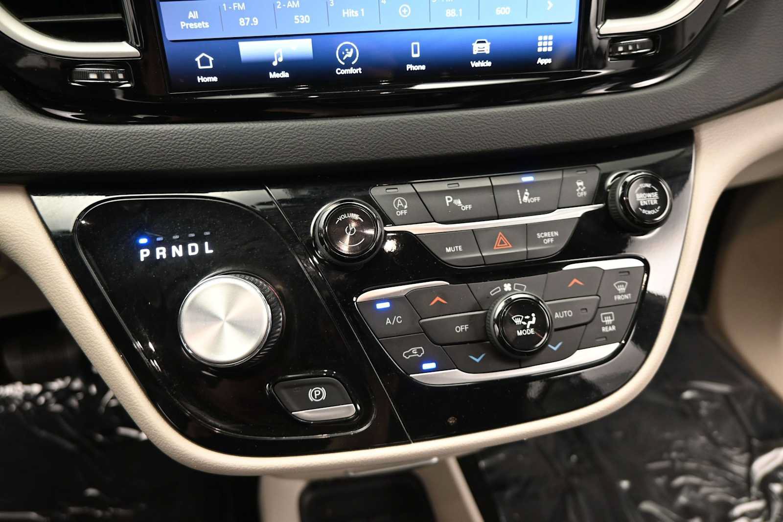 Used 2024 Chrysler Pacifica Touring-L FWD image 24