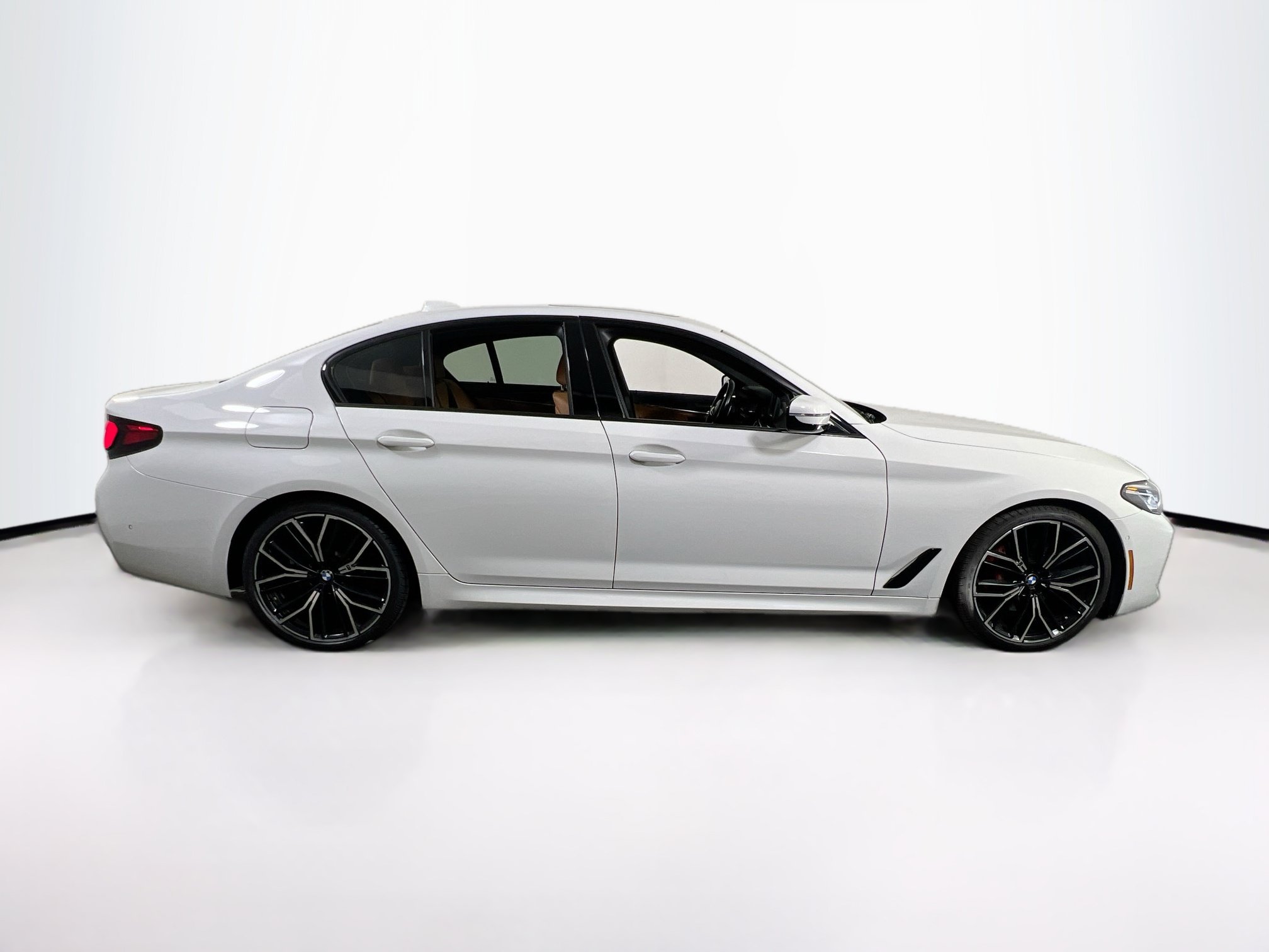 Used 2022 BMW 530i w/ M Sport Package RWD image 4