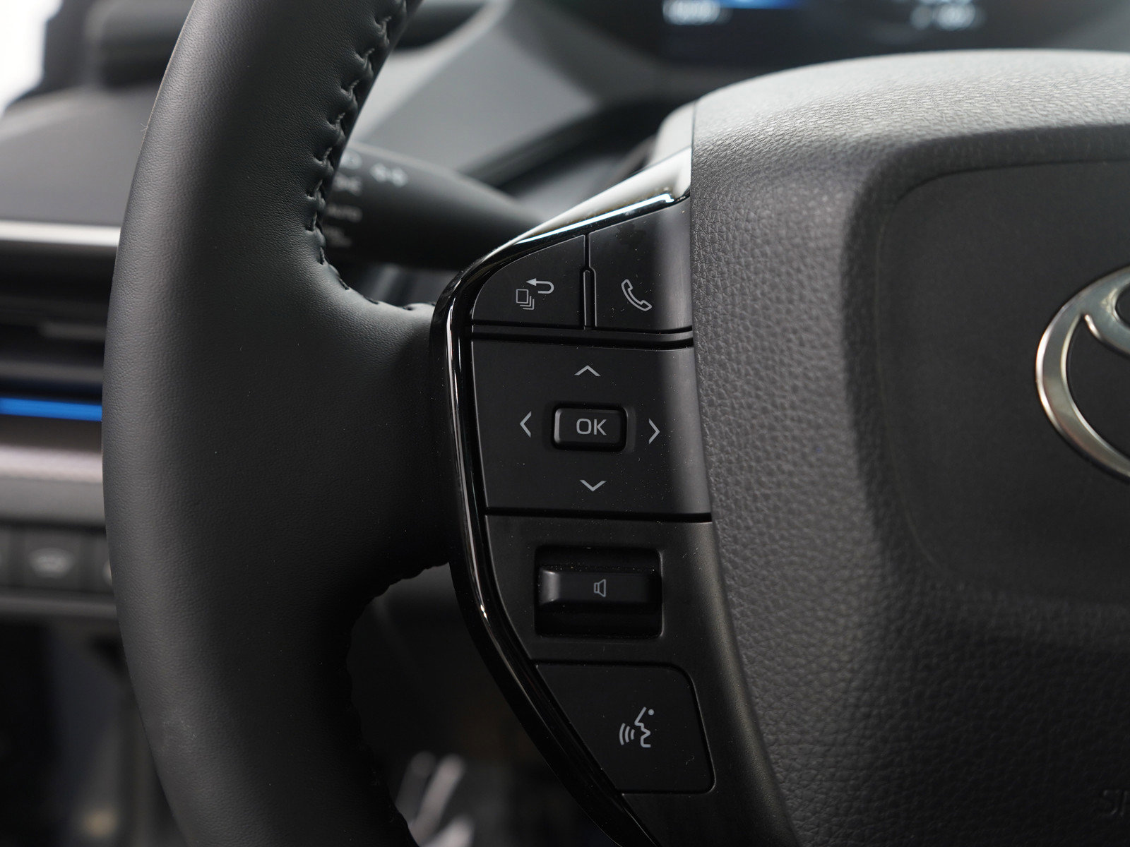 Used 2024 Toyota Prius XLE image 18