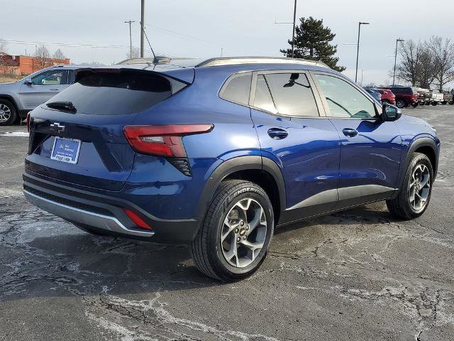 Used 2024 Chevrolet Trax LT w/ Sunroof Package image 4