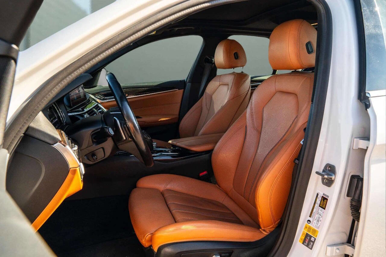 Used 2019 BMW 530e xDrive w/ Convenience Package image 5