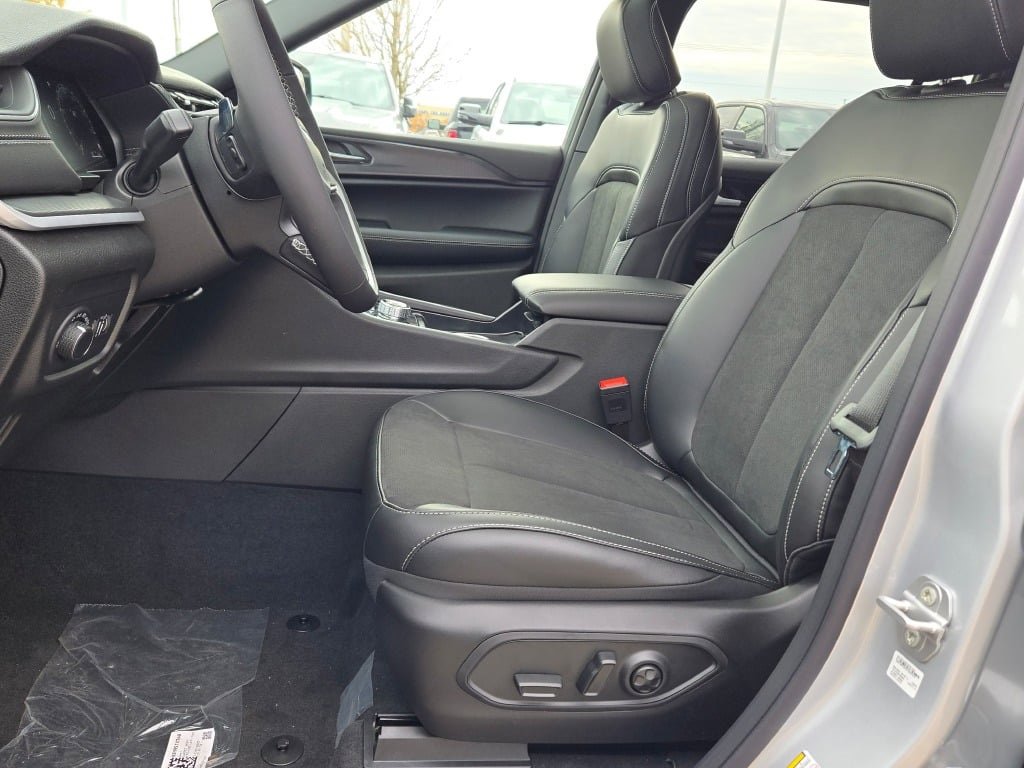 New 2025 Jeep Grand Cherokee L Altitude image 25