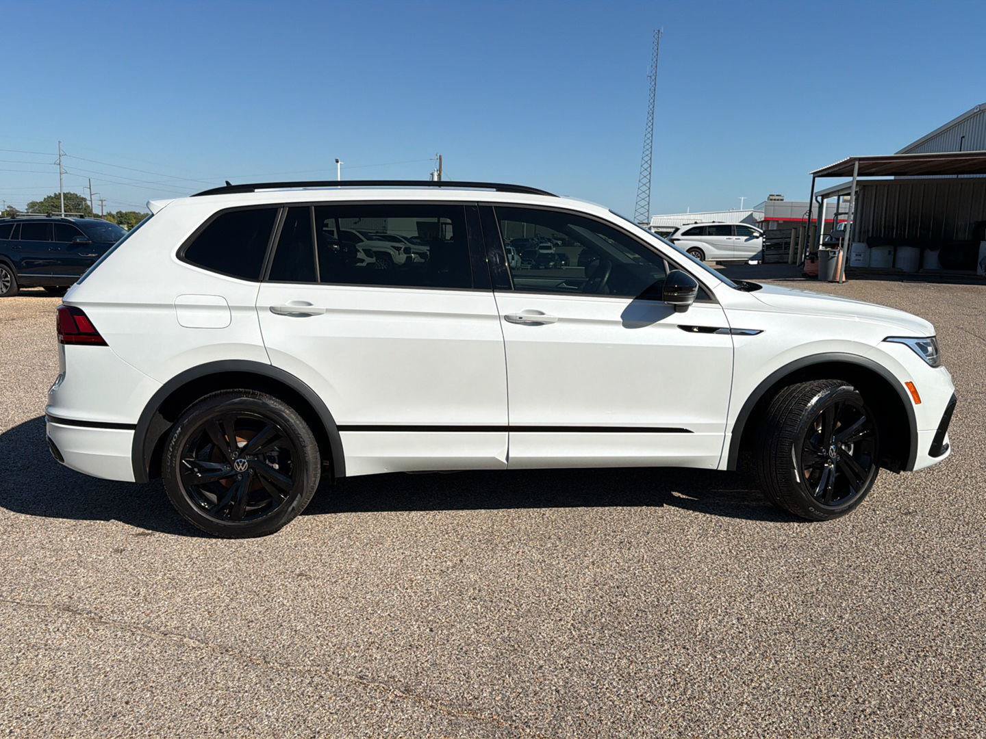Used 2024 Volkswagen Tiguan SE R-Line FWD image 8