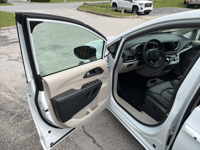 Used 2023 Chrysler Pacifica Touring-L FWD image 21