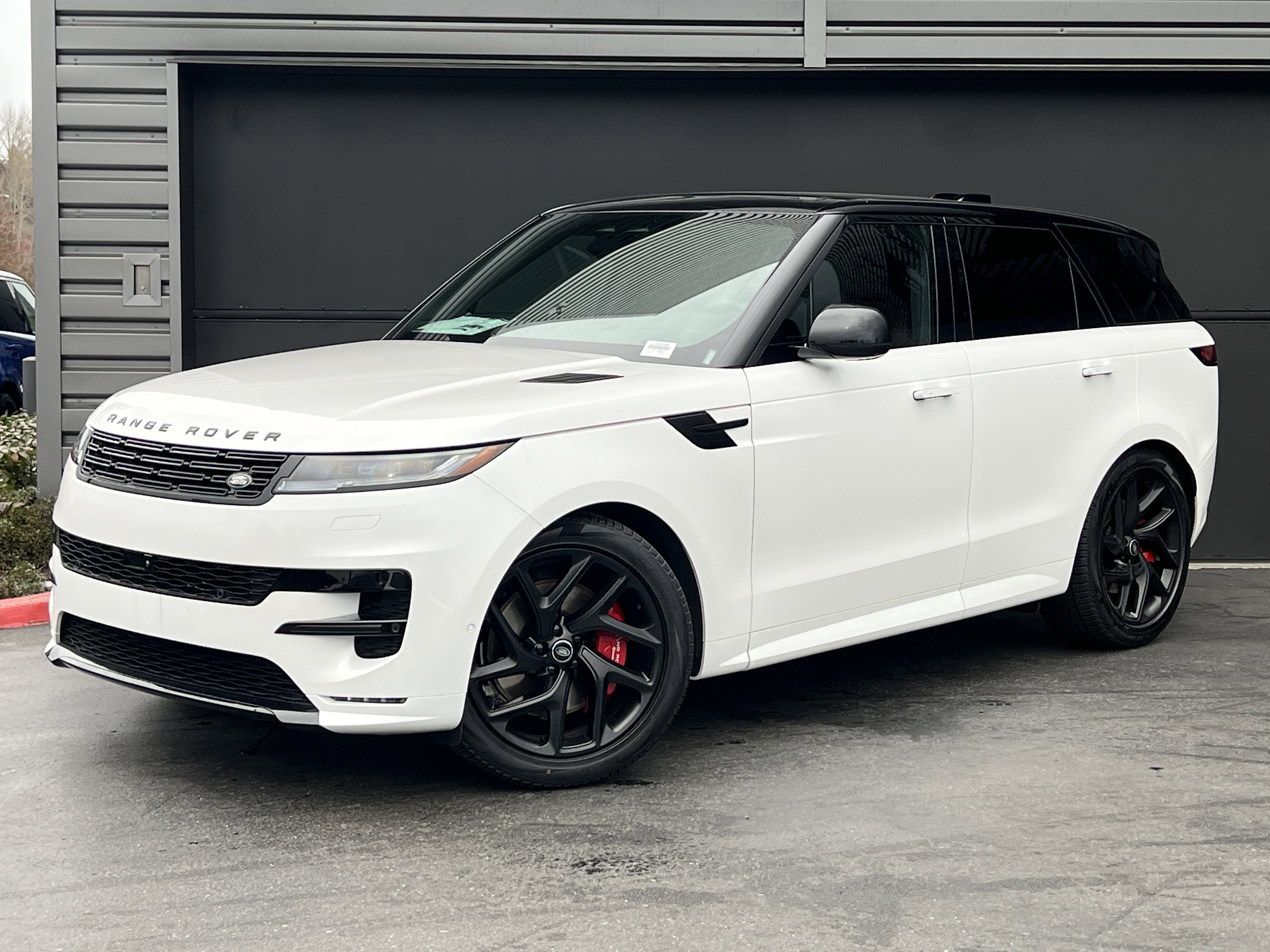 New 2025 Land Rover Range Rover Sport Dynamic SE AWD/4WD image 1