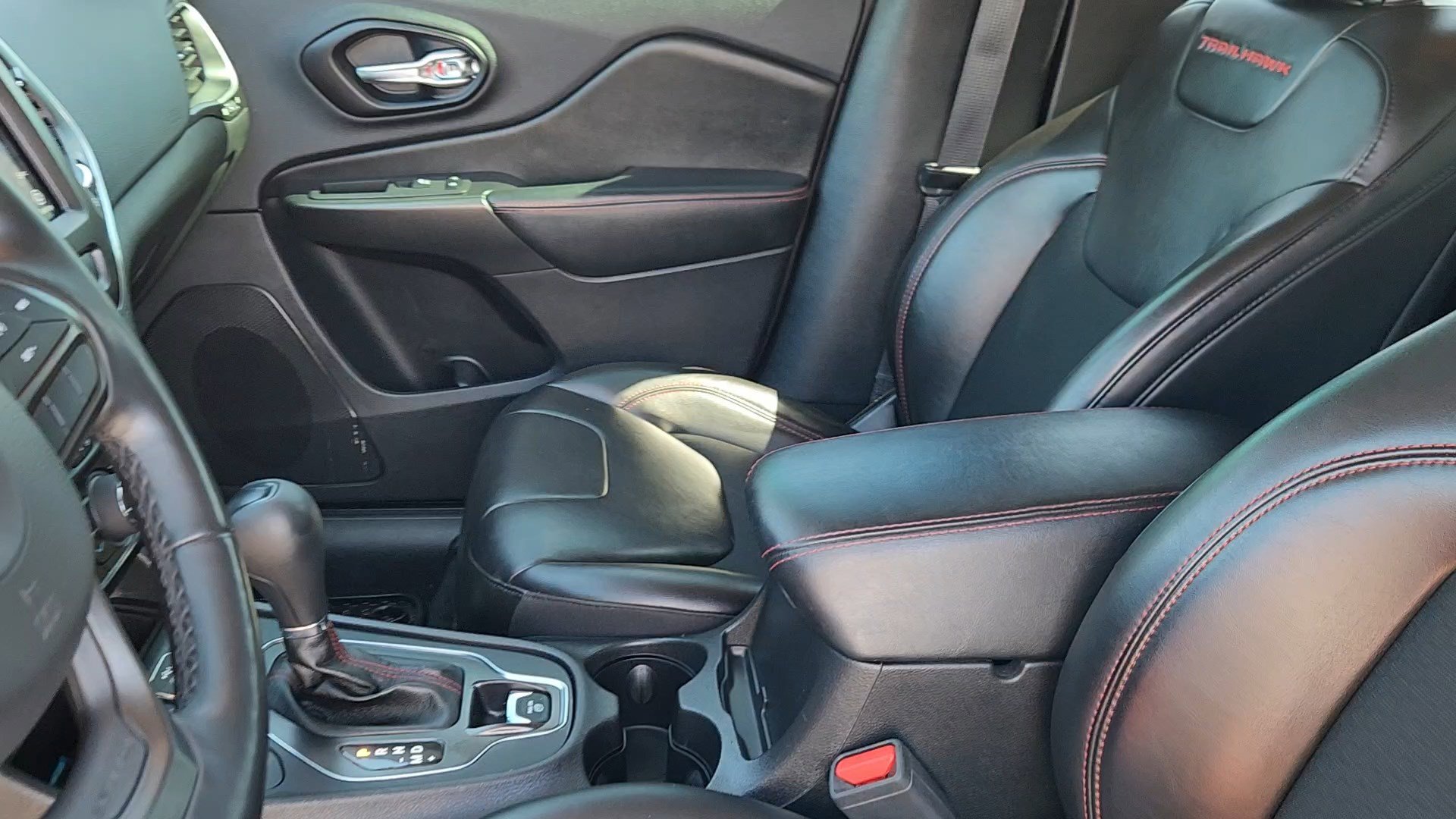 Used 2021 Jeep Cherokee Trailhawk AWD/4WD image 32