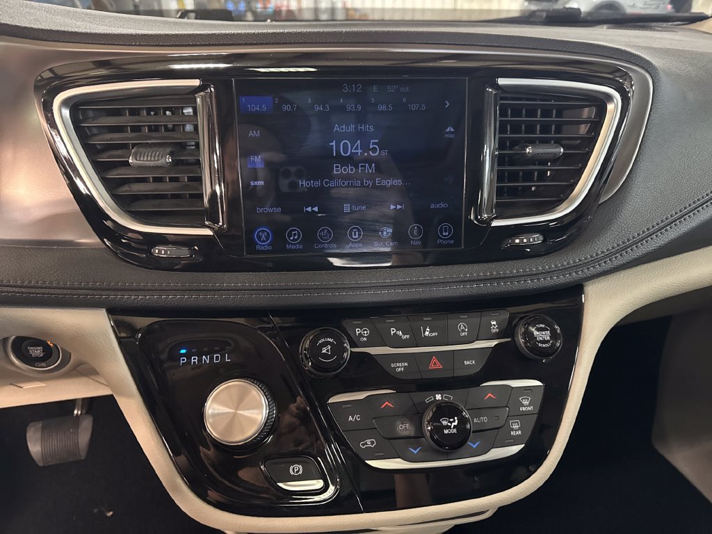 Used 2017 Chrysler Pacifica Limited FWD image 18