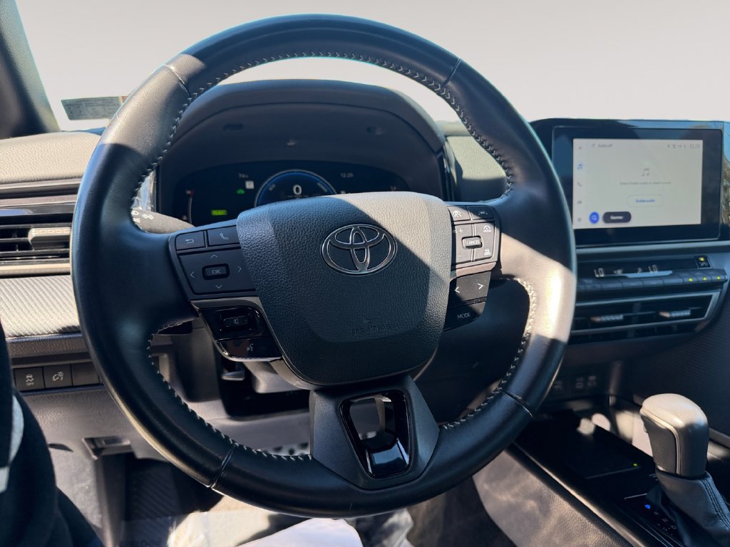 Used 2025 Toyota Camry SE FWD image 12