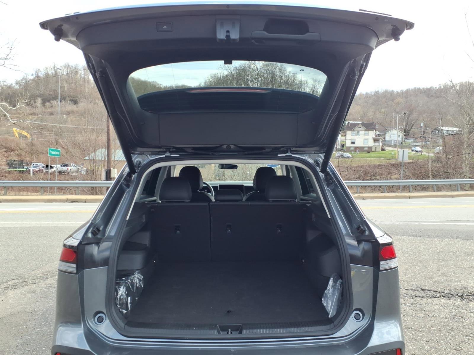 Certified 2025 Volkswagen Tiguan SE image 8