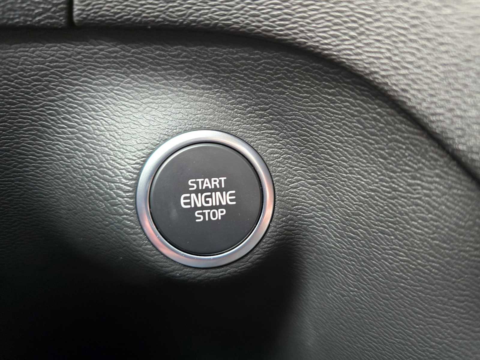 Certified 2025 Volvo XC40 B5 Core w/ Protection Package Premier image 22