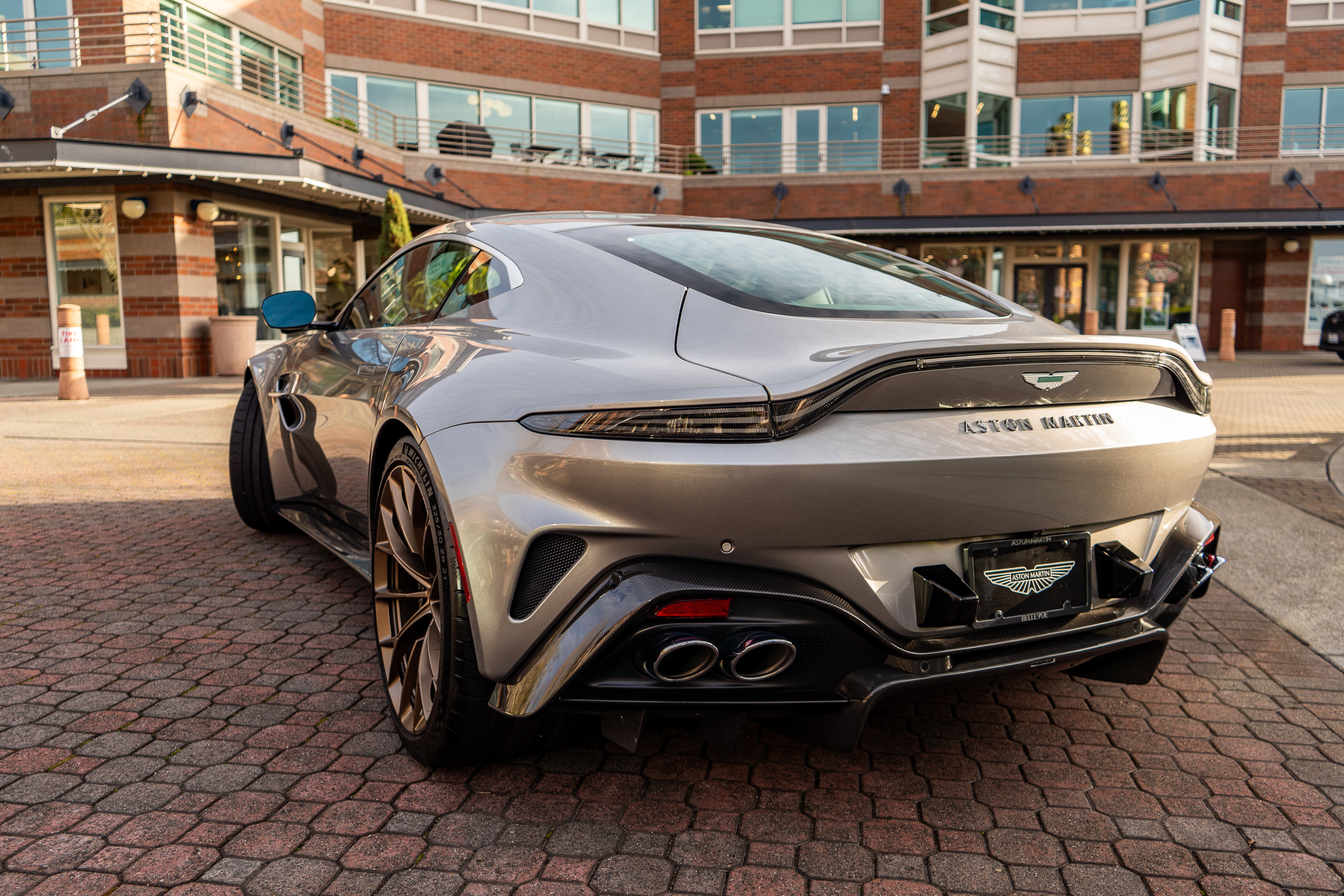 Used 2025 Aston Martin V8 Vantage Coupe image 35