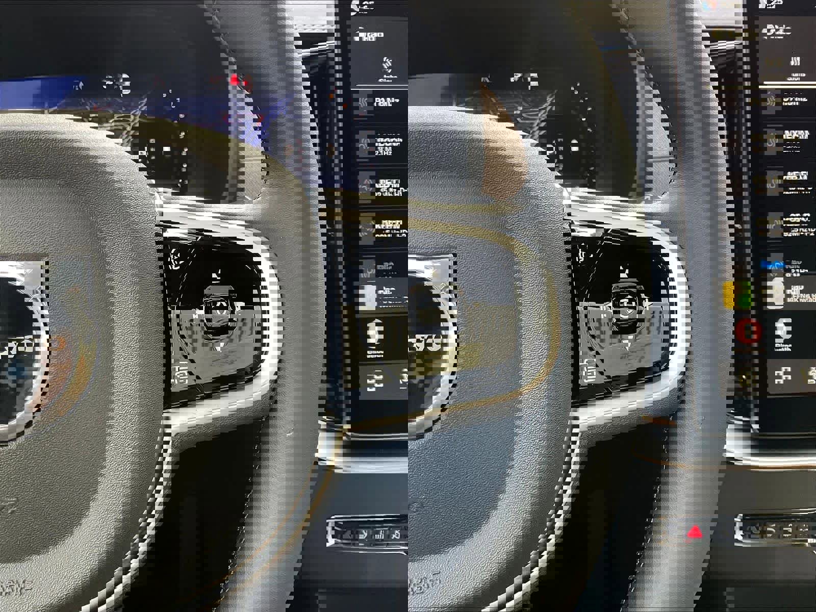 New 2026 Volvo XC90 B6 Plus w/ Protection Package Premier image 18