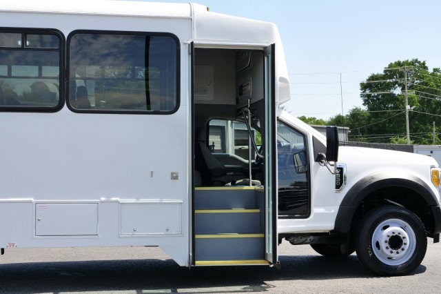 Used 2017 Ford F550 2WD Regular Cab Super Duty image 9
