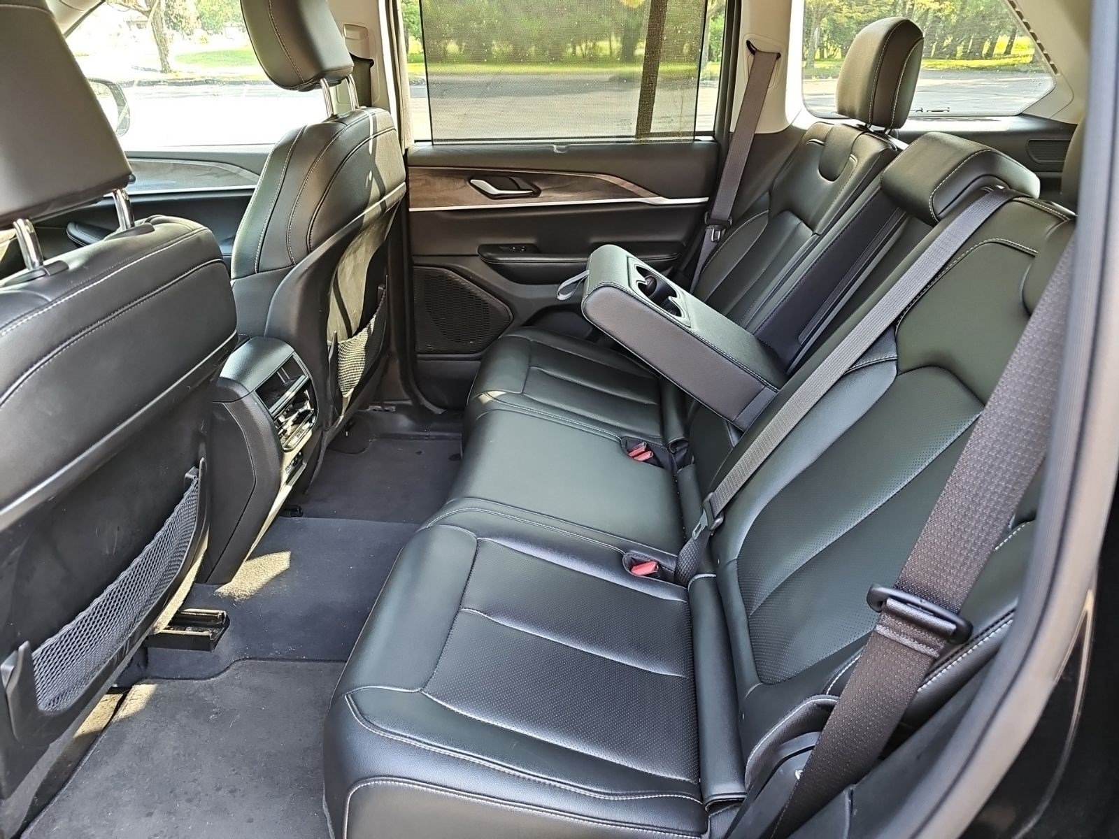 Used 2023 Jeep Grand Cherokee Limited w/ Luxury Tech Group II AWD/4WD image 18
