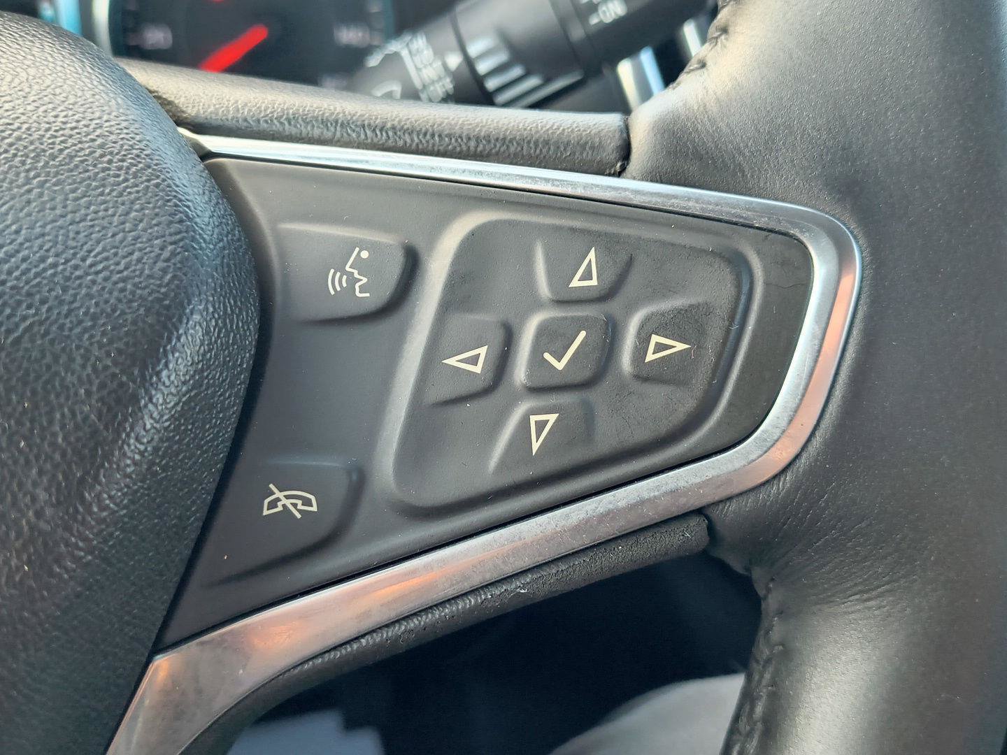 Used 2018 Chevrolet Equinox Premier FWD image 9