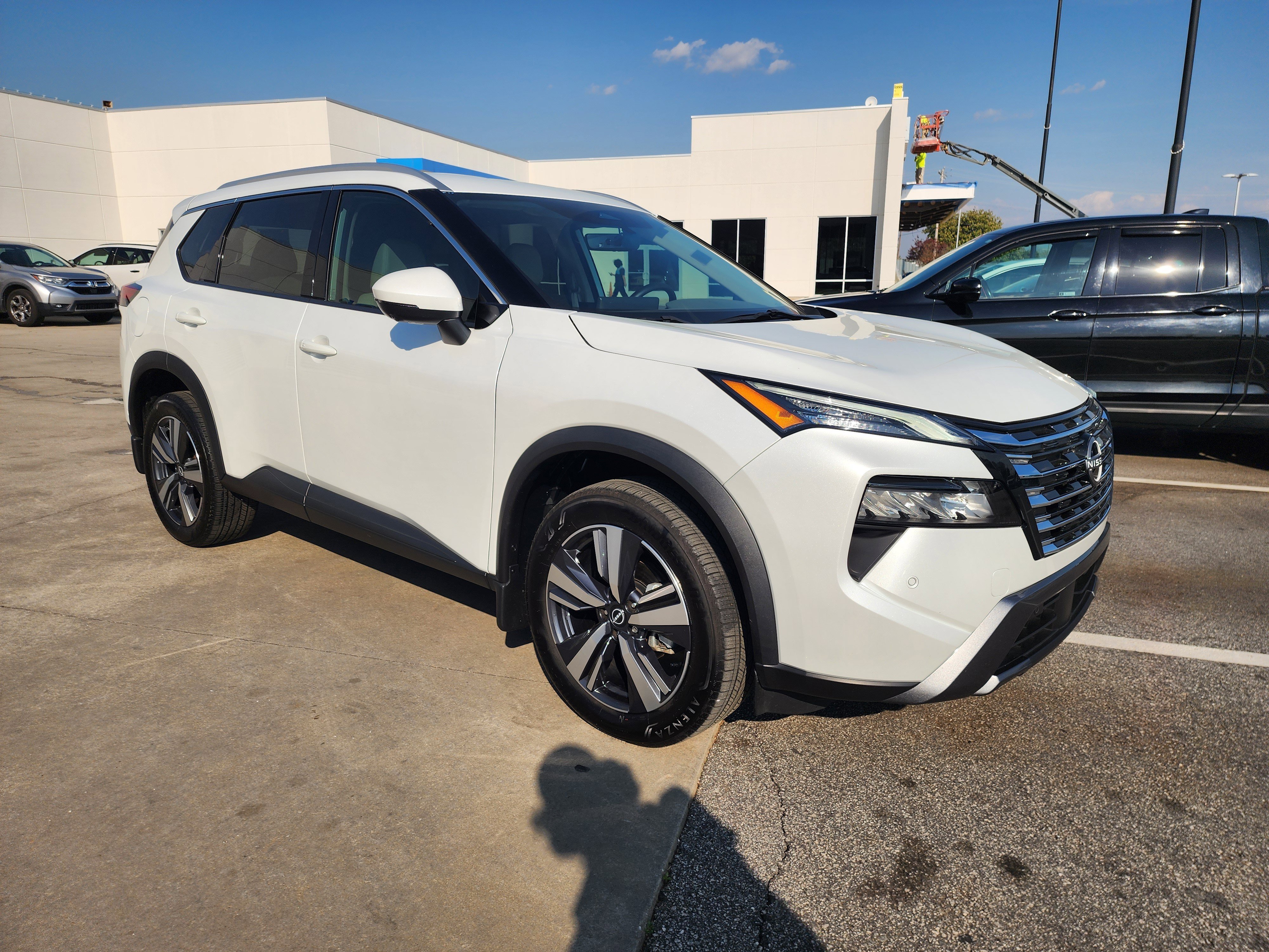 Used 2024 Nissan Rogue SL image 2