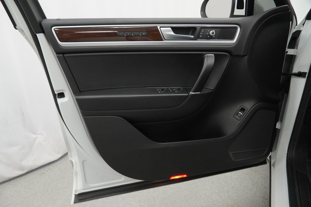 Used 2016 Volkswagen Touareg VR6 image 40