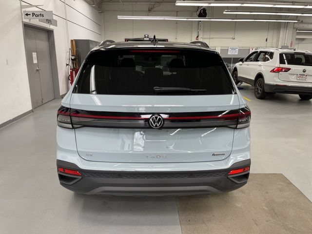 Used 2025 Volkswagen Taos SE AWD/4WD image 3