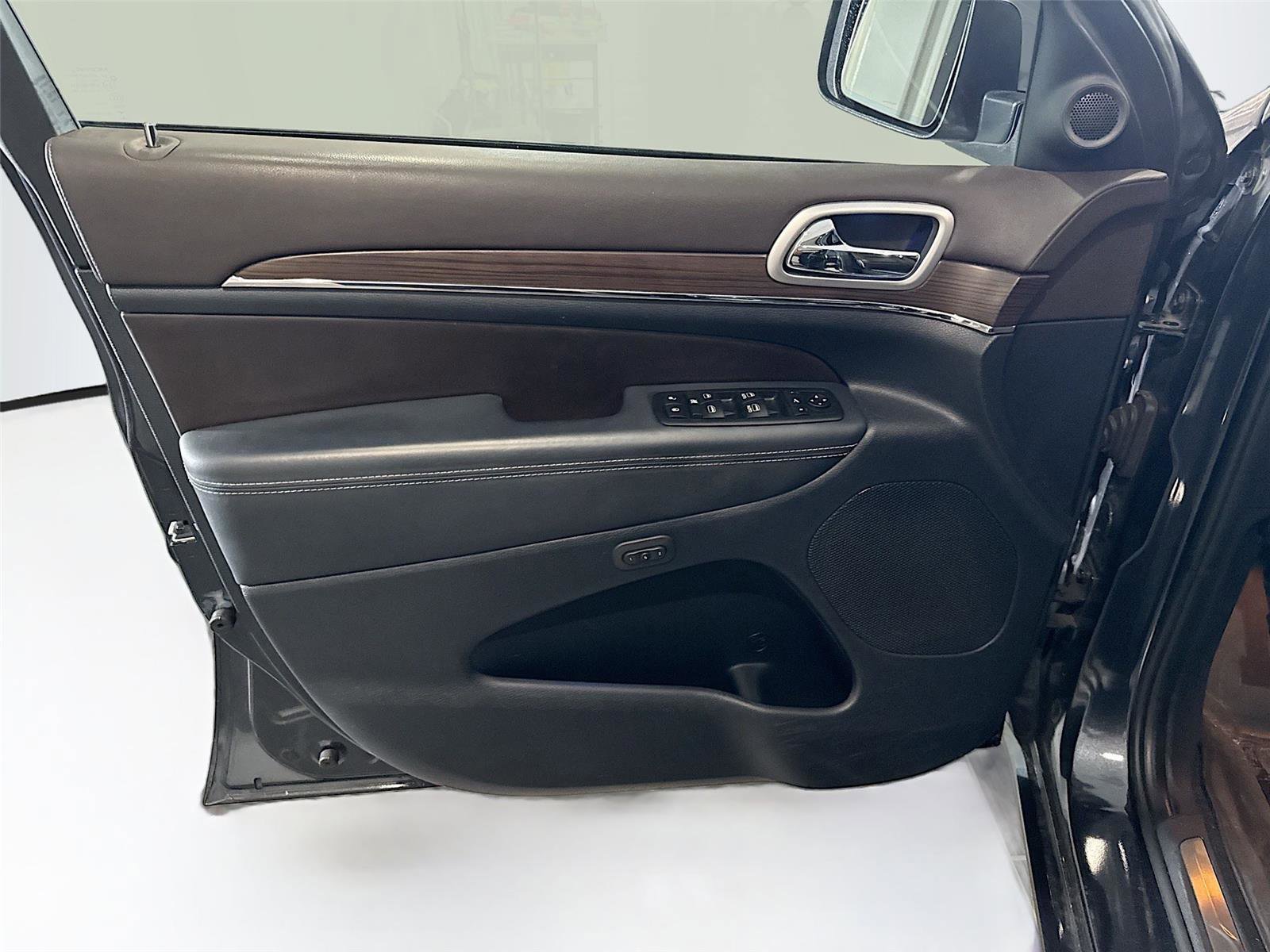 Used 2014 Jeep Grand Cherokee Overland w/ Advanced Technology Group RWD image 9