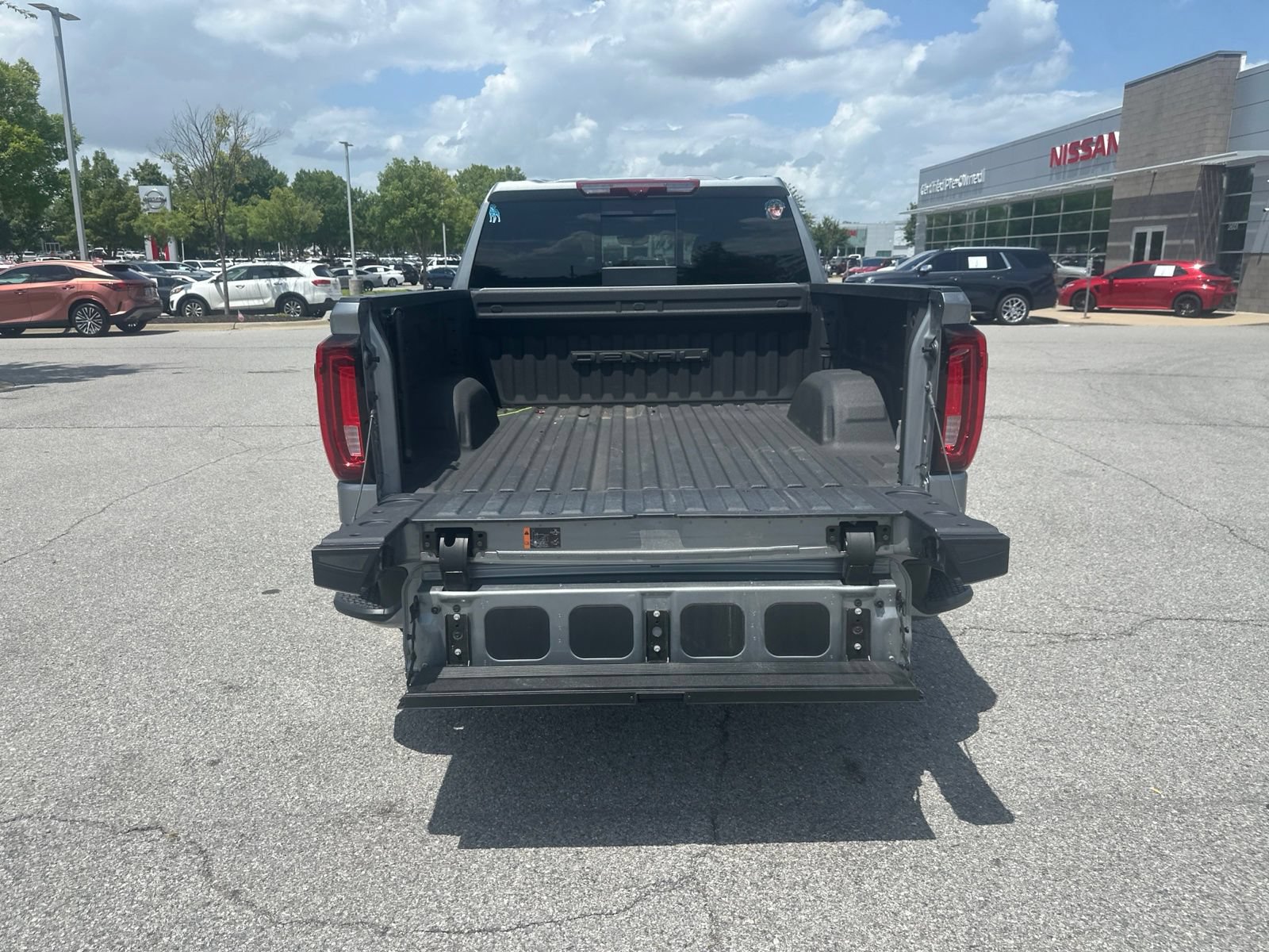 Used 2024 GMC Sierra 1500 Denali w/ Technology Package AWD/4WD image 9