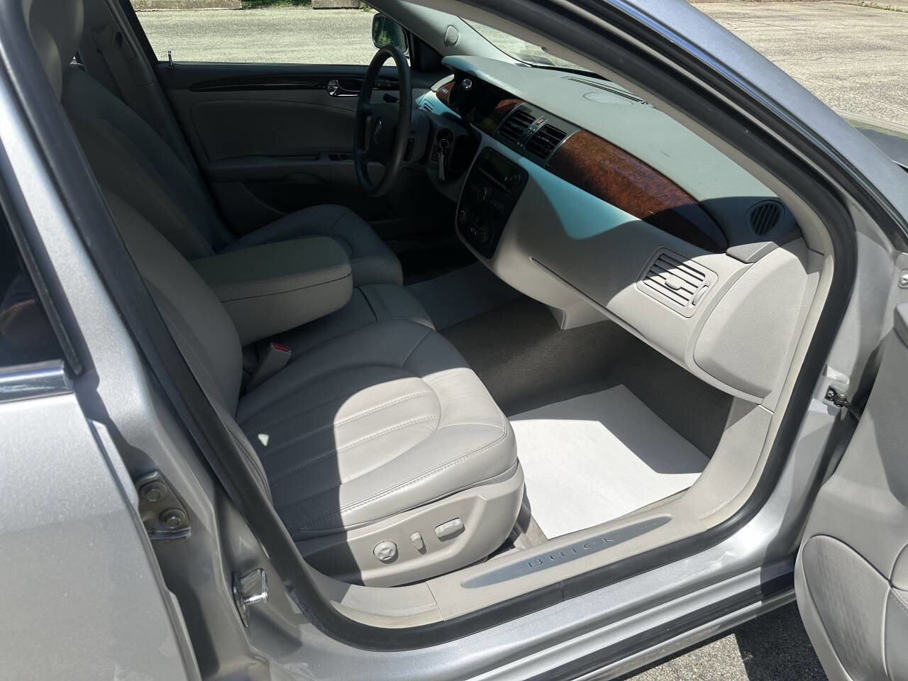 Used 2011 Buick Lucerne CXL FWD image 12