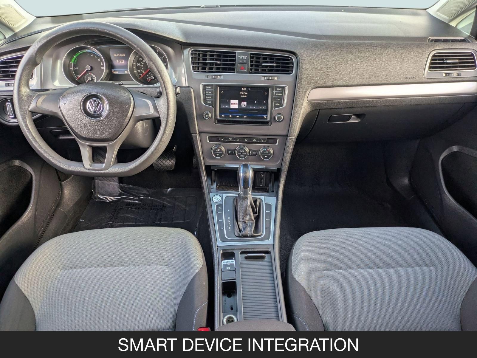 Used 2016 Volkswagen e-Golf SE FWD image 13