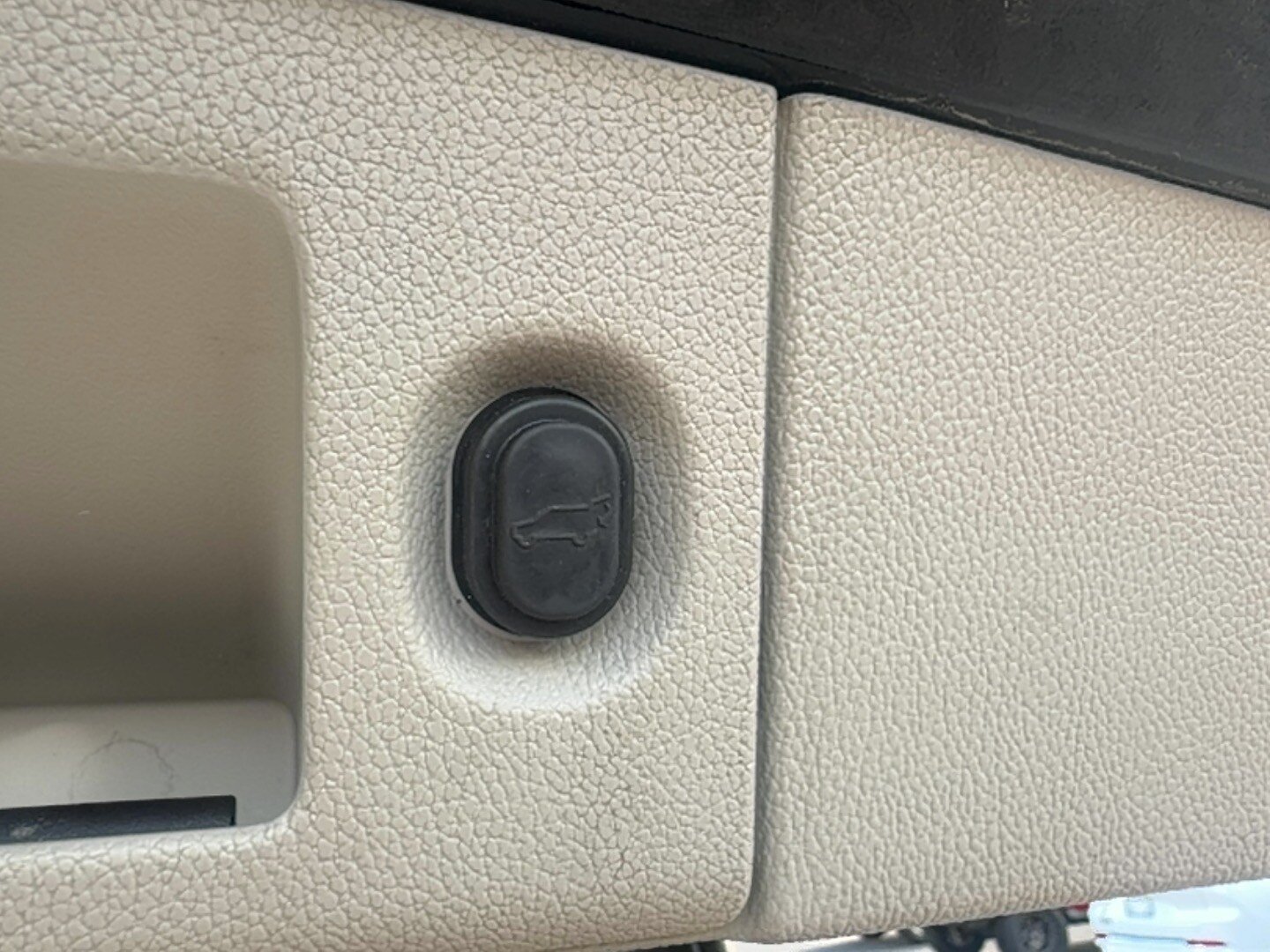 Used 2018 Cadillac Escalade ESV Luxury AWD/4WD image 12