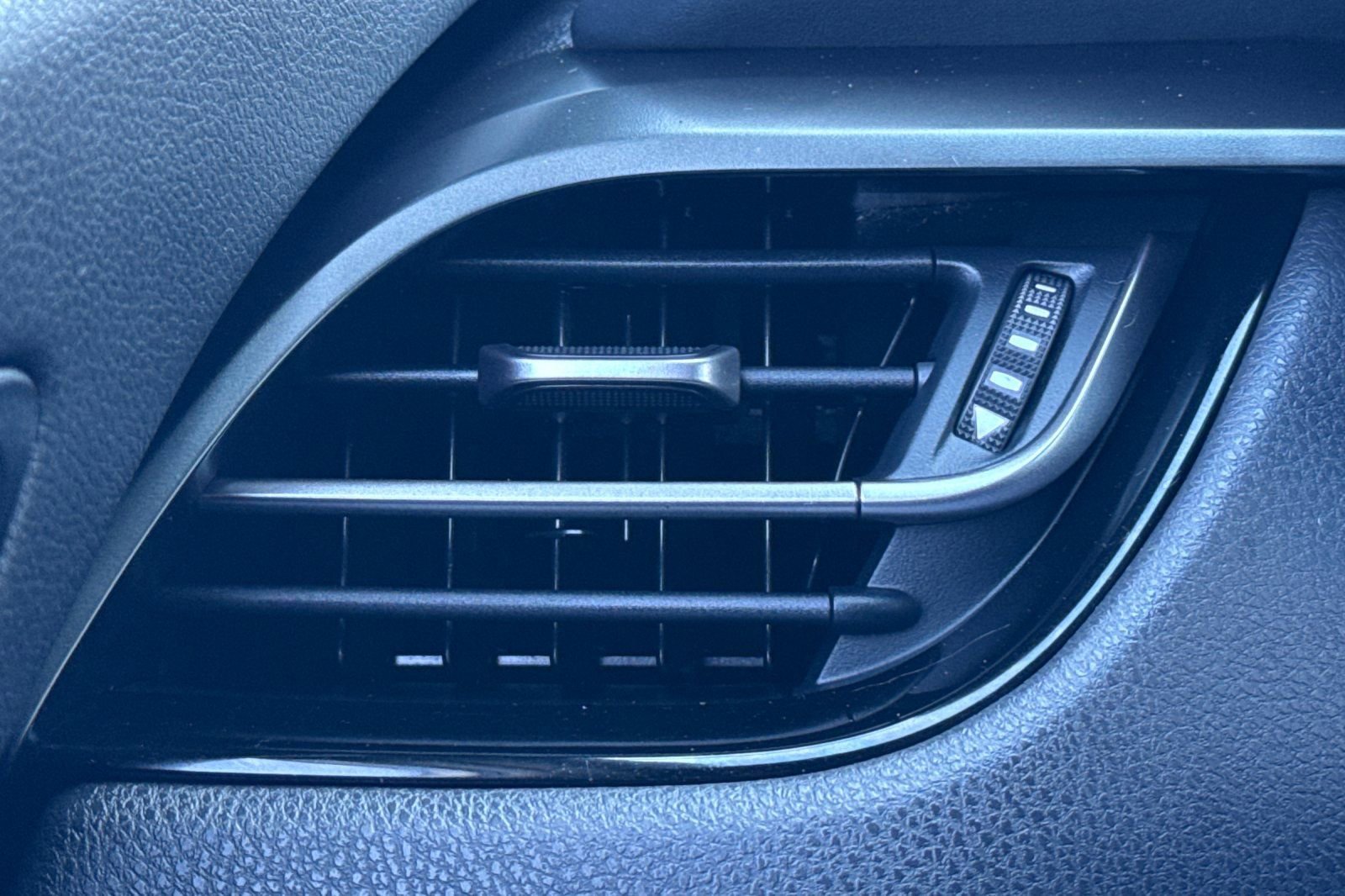 Used 2019 Toyota C-HR LE image 28