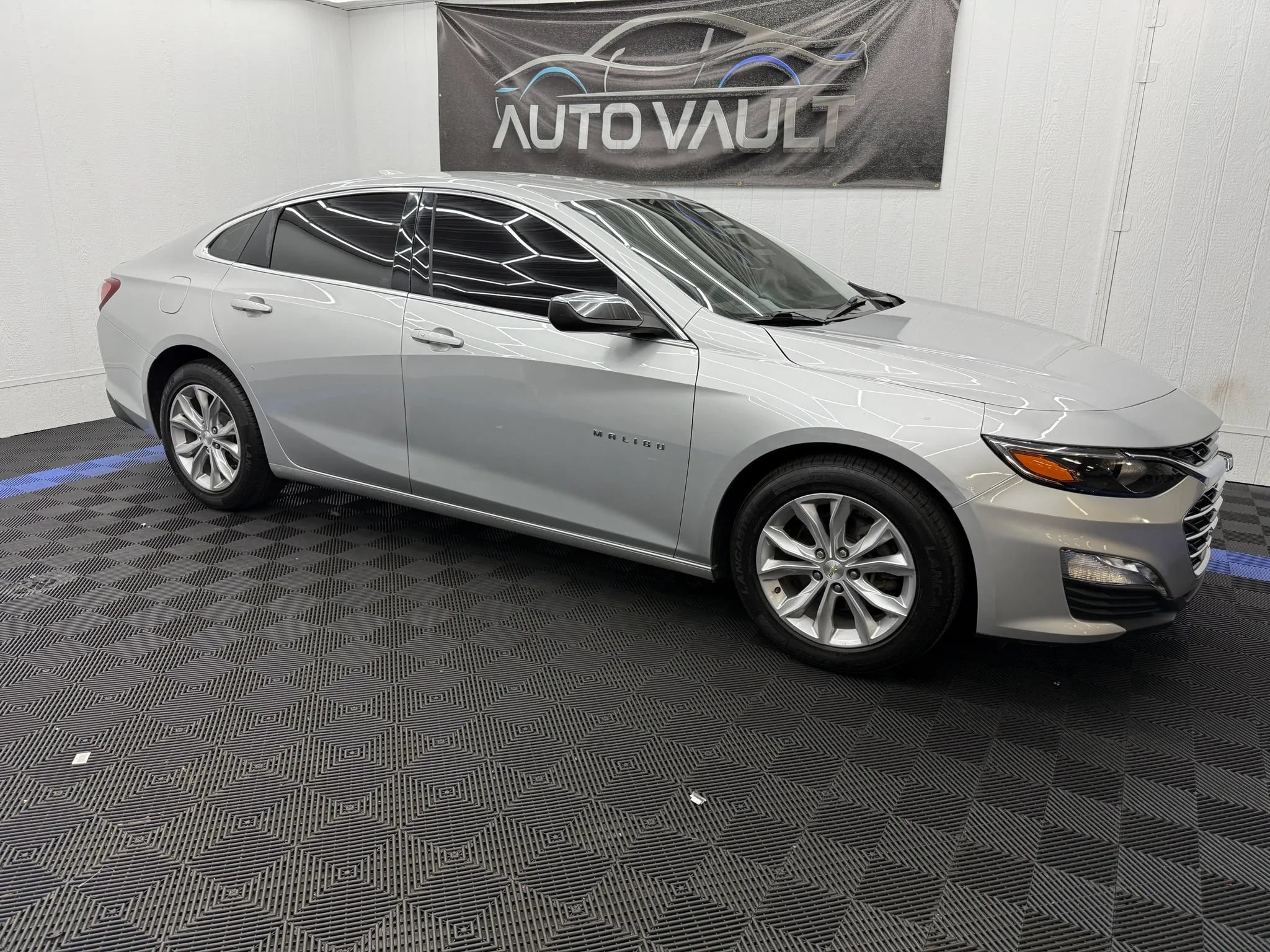 Used 2020 Chevrolet Malibu LT FWD image 2