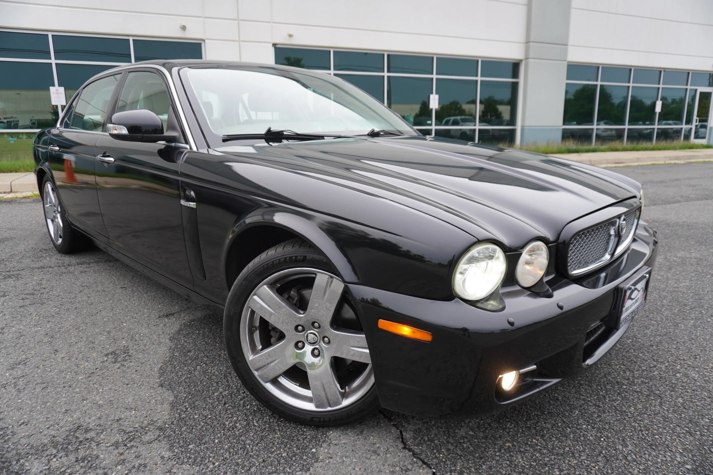 Used 2008 Jaguar XJ8 RWD image 1