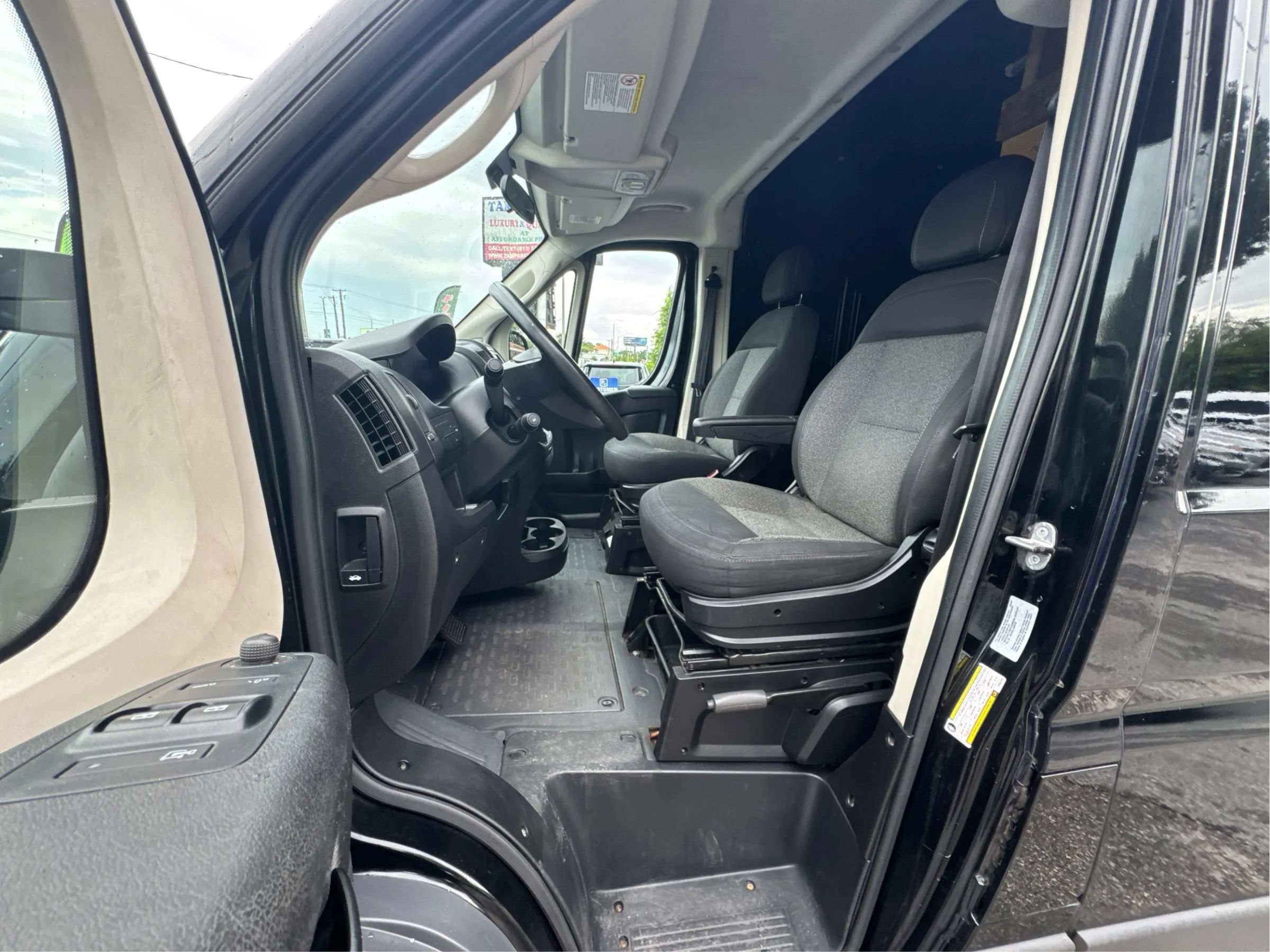 Used 2017 RAM ProMaster 2500 w/ Premium Appearance Group FWD image 9