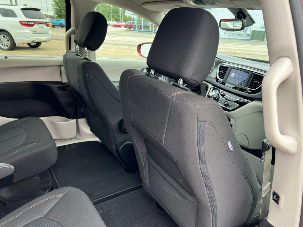 Used 2020 Chrysler Pacifica Touring w/ Tire & Wheel Group FWD image 14