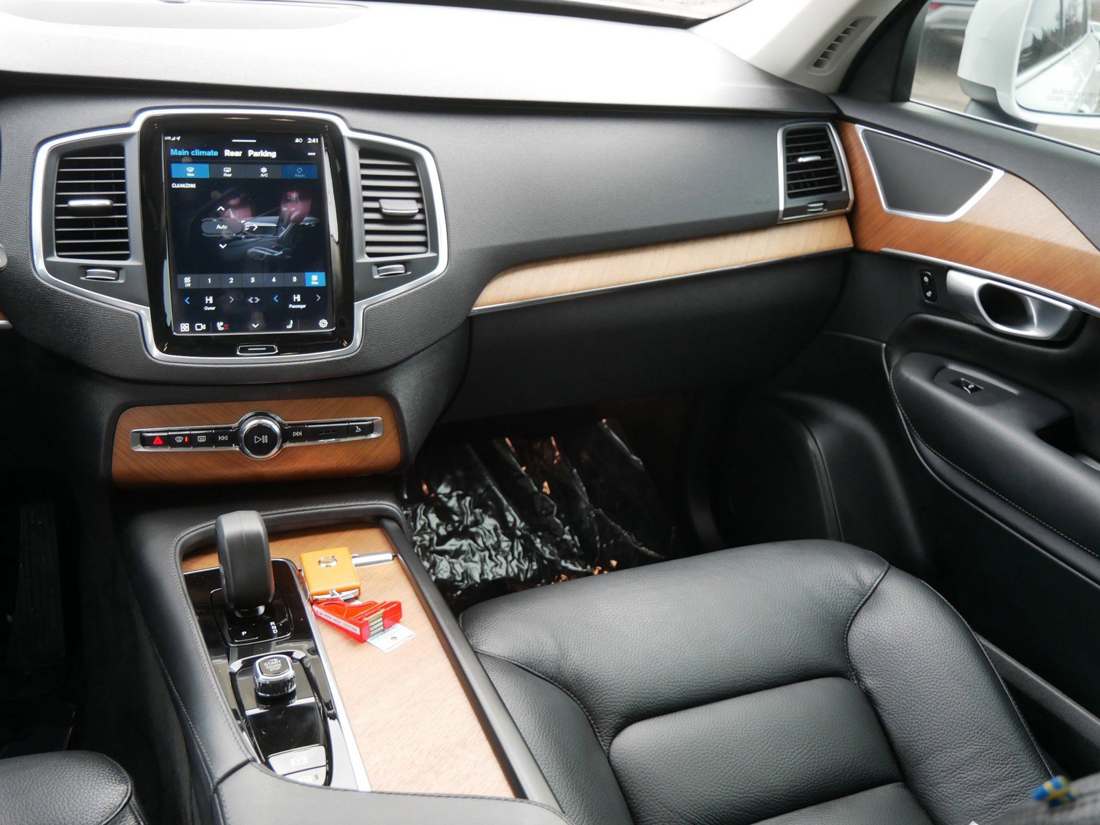 Certified 2024 Volvo XC90 B6 Core w/ Climate Package image 13