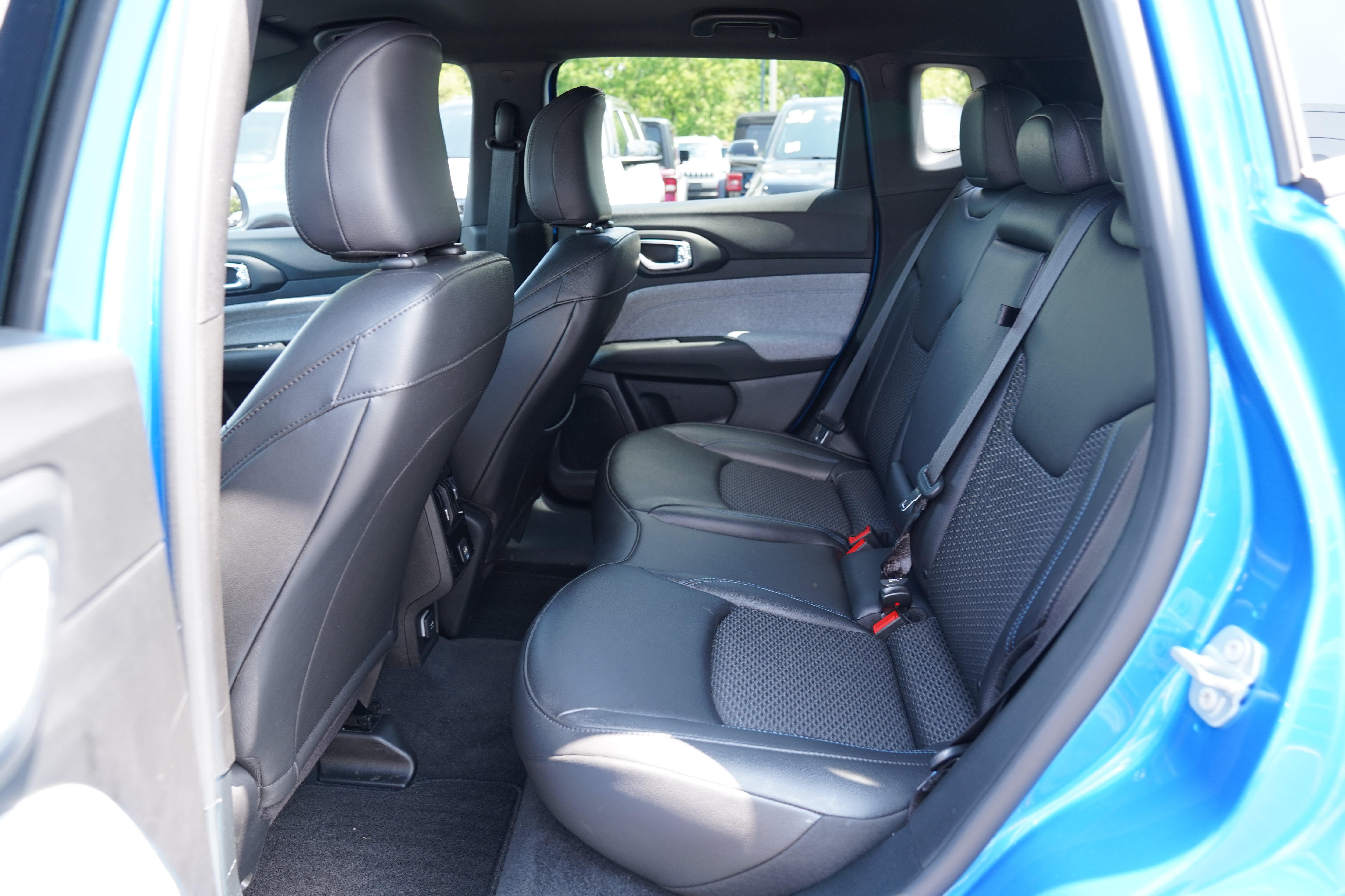 Used 2025 Jeep Compass Latitude AWD/4WD image 5