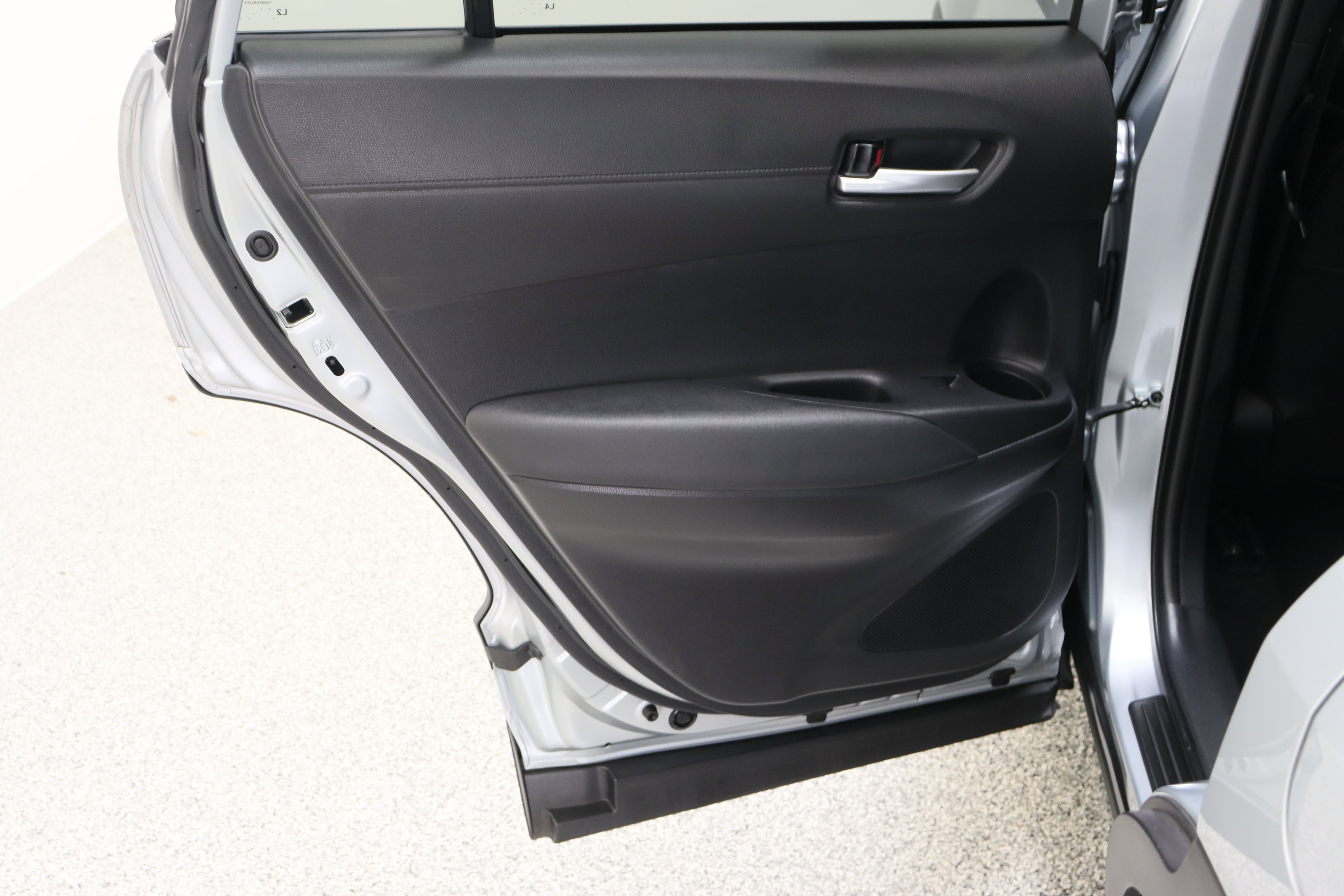 Used 2023 Toyota Corolla Cross XLE w/ Convenience Package FWD image 29