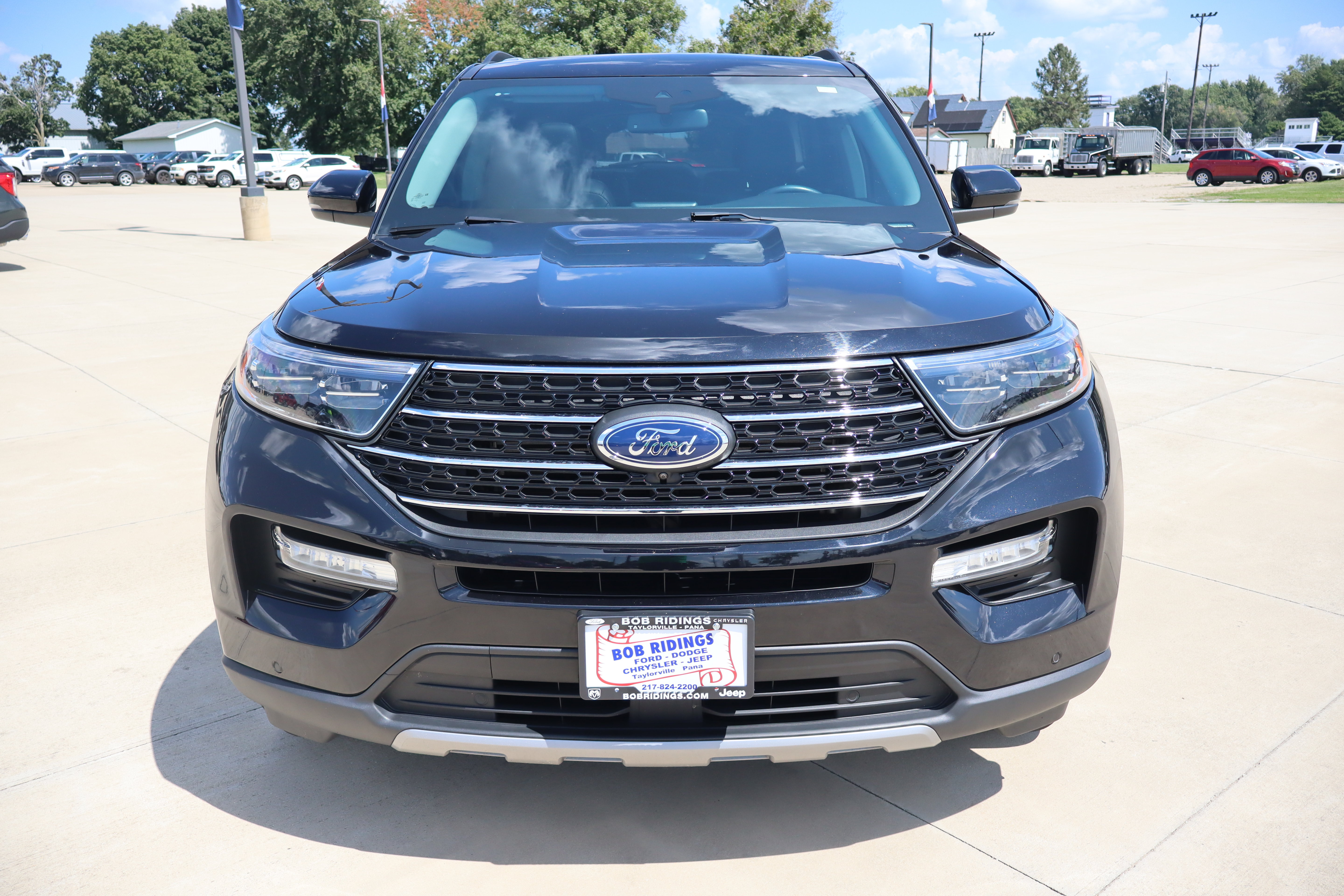 Used 2023 Ford Explorer XLT w/ Equipment Group 202A AWD/4WD image 2