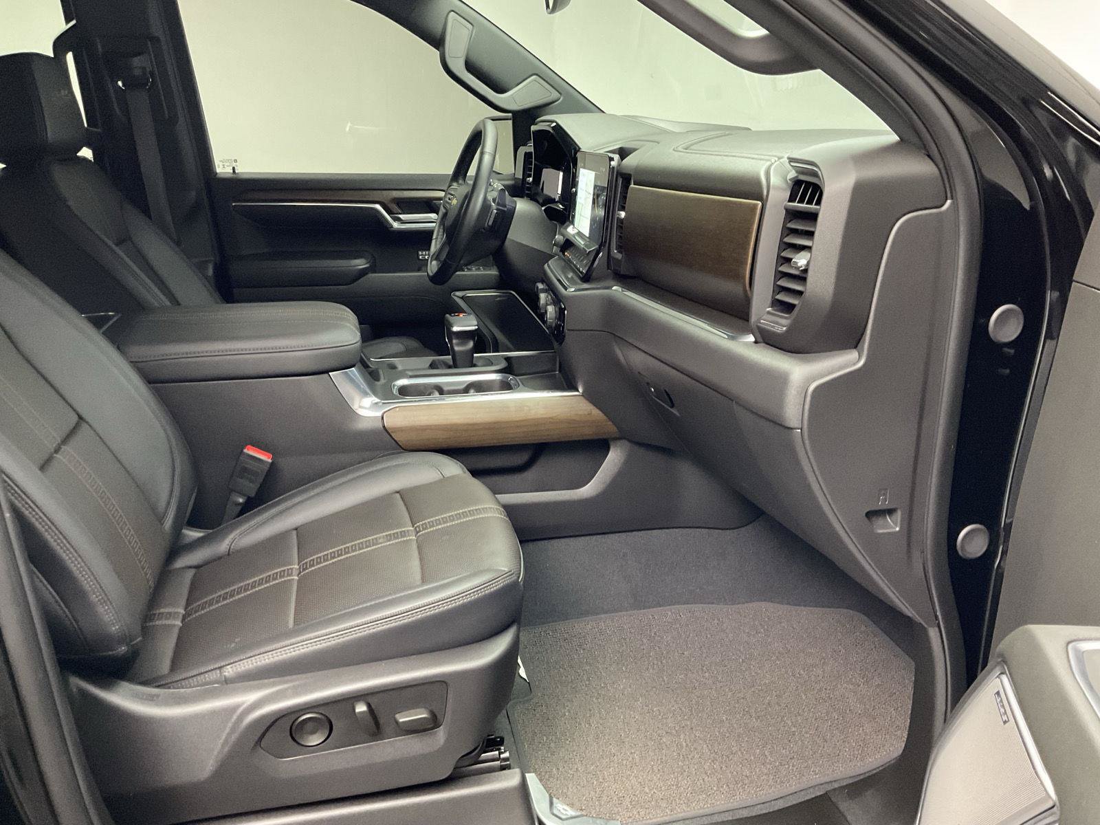 Certified 2025 Chevrolet Silverado 1500 High Country AWD/4WD image 26