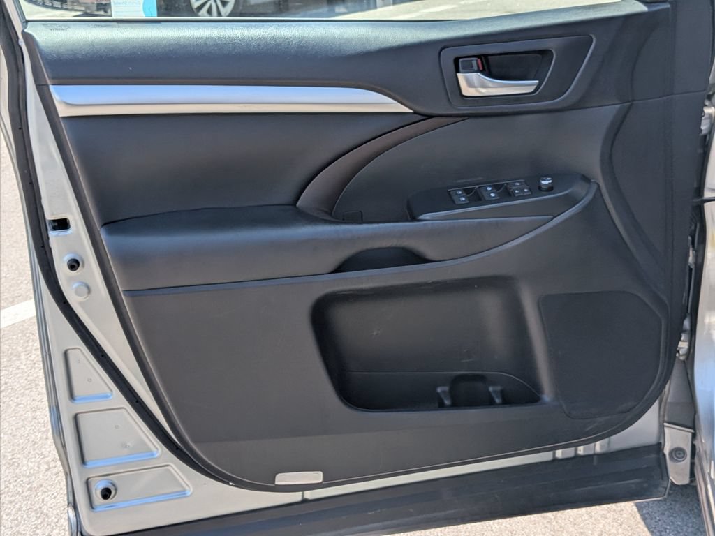 Used 2018 Toyota Highlander XLE FWD image 8