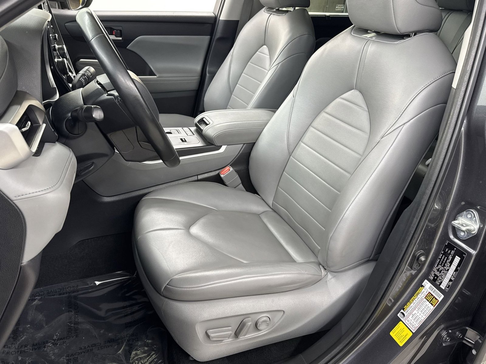 Used 2022 Toyota Highlander XLE FWD image 25