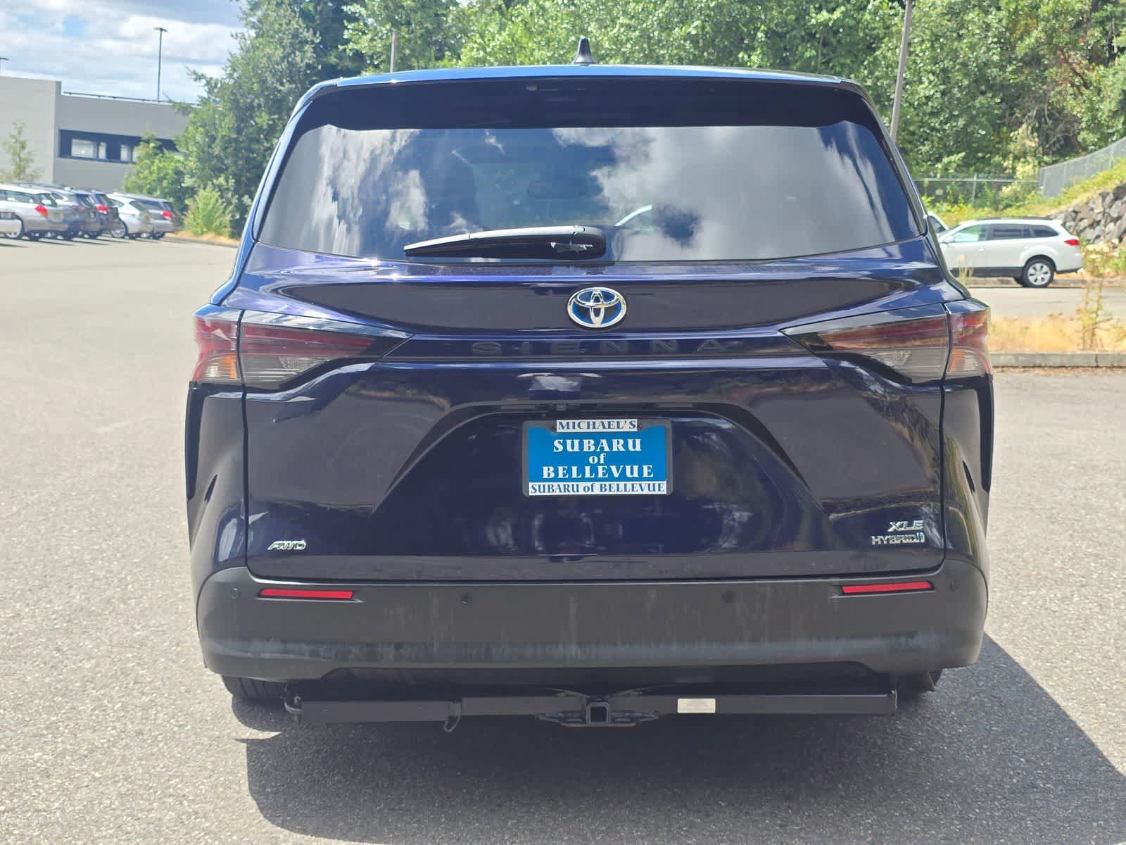 Used 2023 Toyota Sienna XLE AWD/4WD image 5