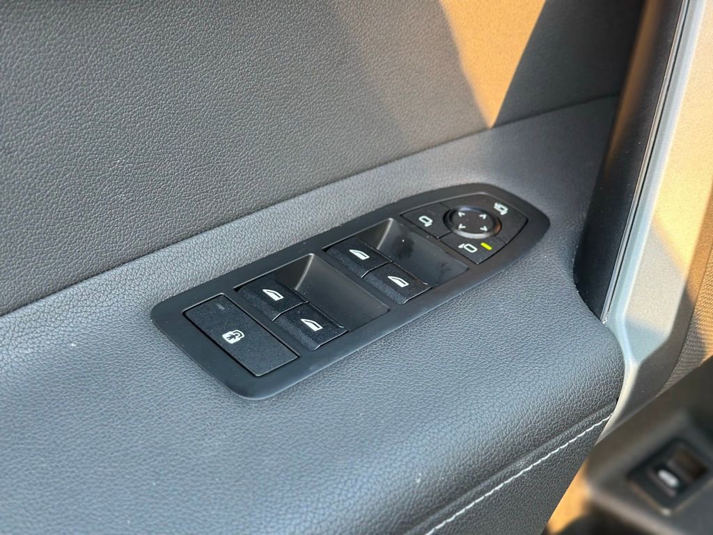 Used 2025 BMW iX xDrive50 w/ Premium Package image 17