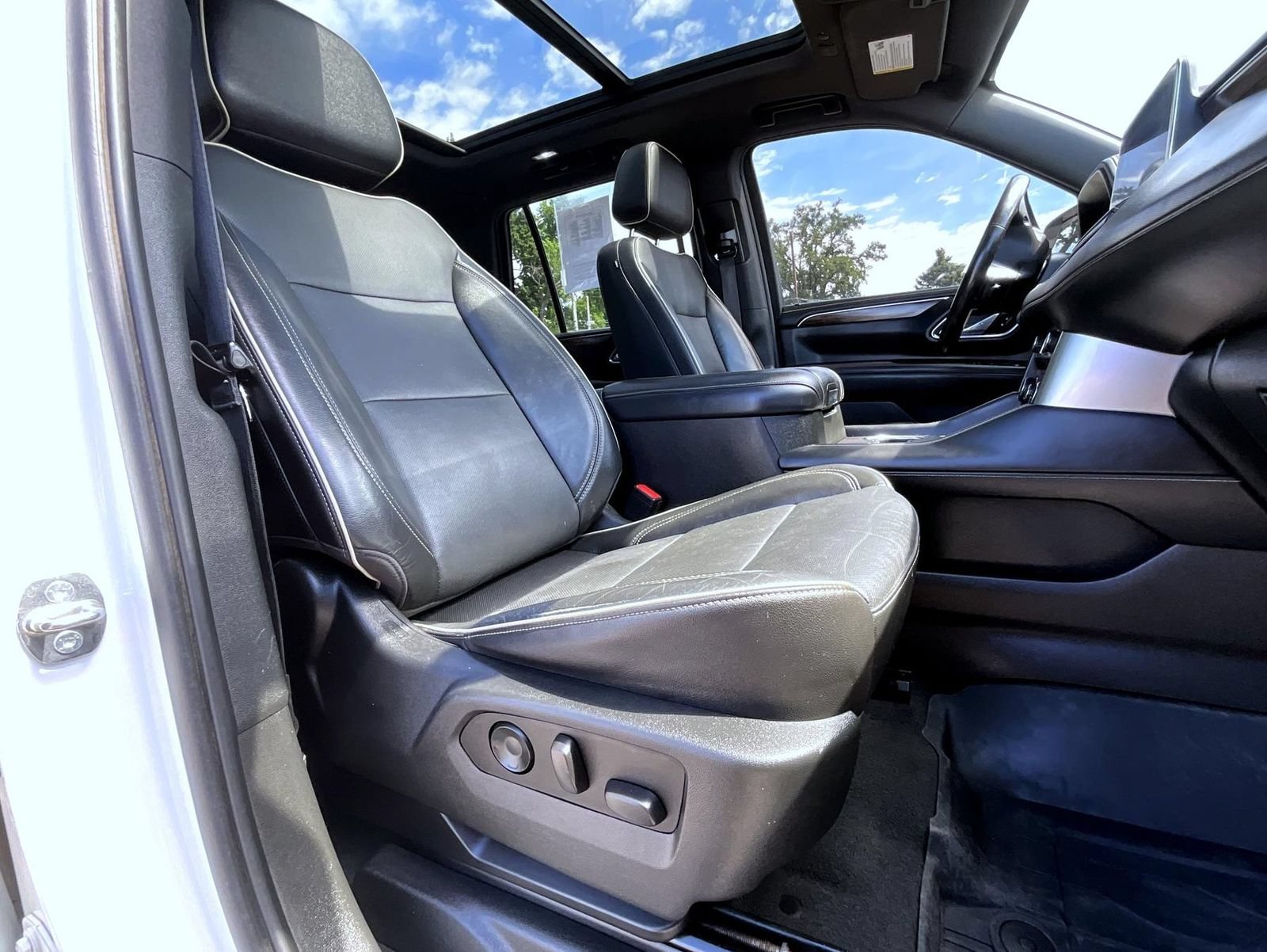 Used 2021 Chevrolet Tahoe Premier w/ Premium Package AWD/4WD image 19