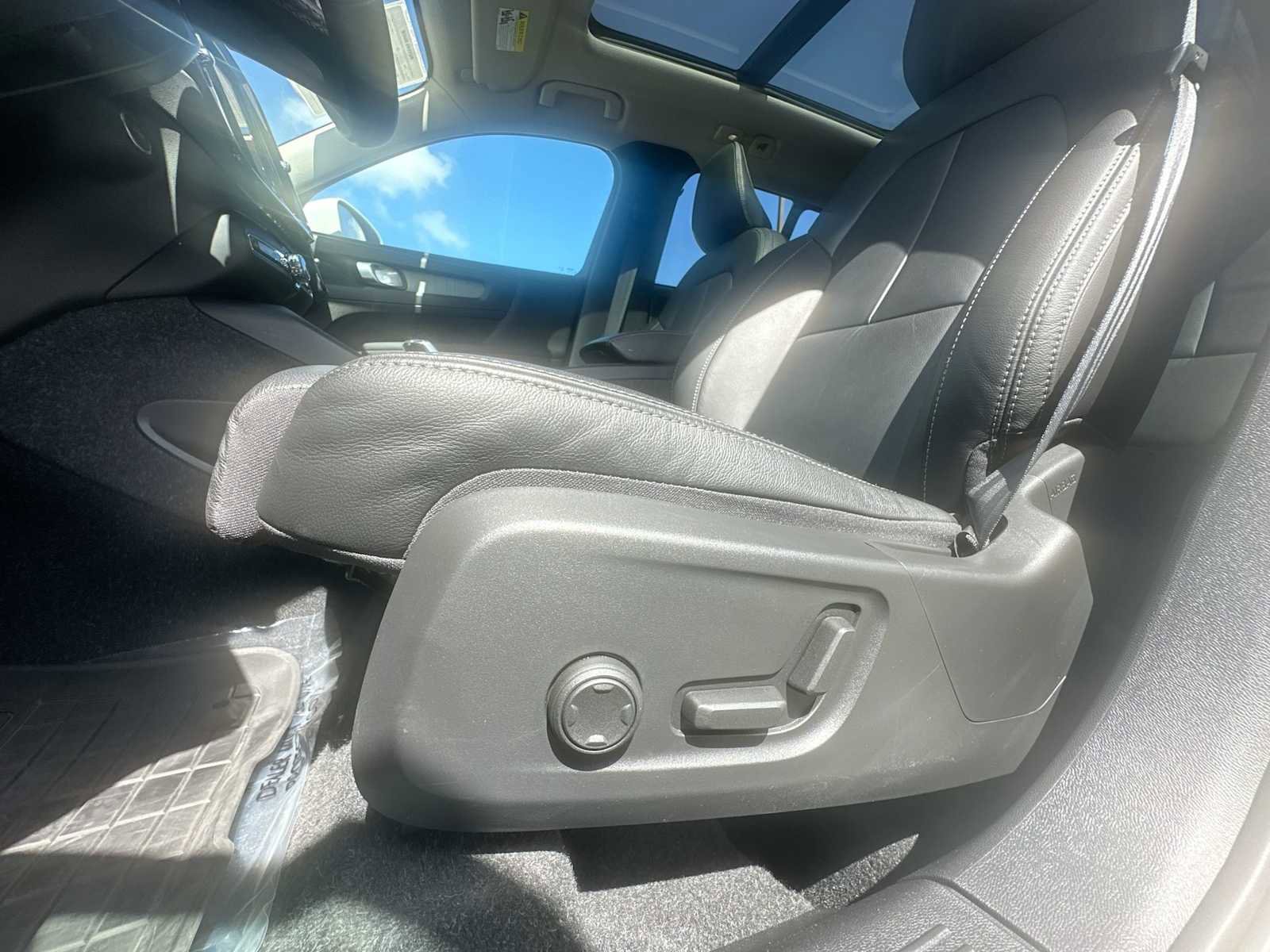 Used 2023 Volvo XC40 B4 Plus w/ Driver Assist Package image 14