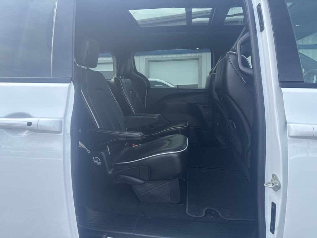 Used 2025 Chrysler Pacifica Limited FWD image 18