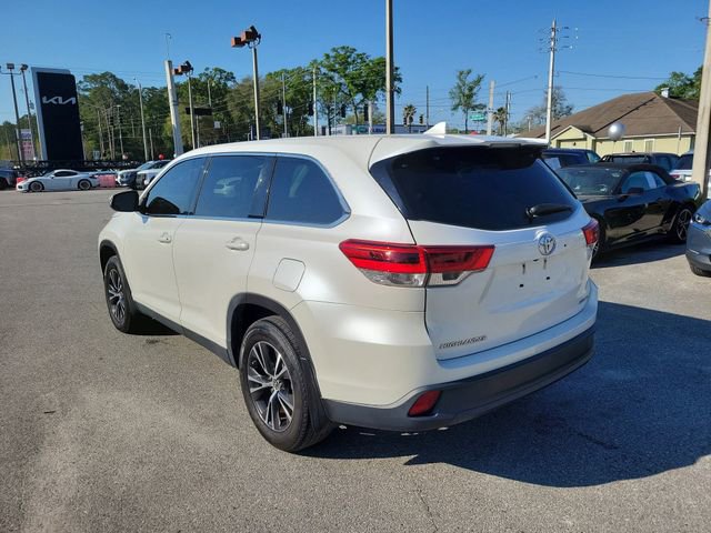Used 2019 Toyota Highlander Plus AWD/4WD image 3