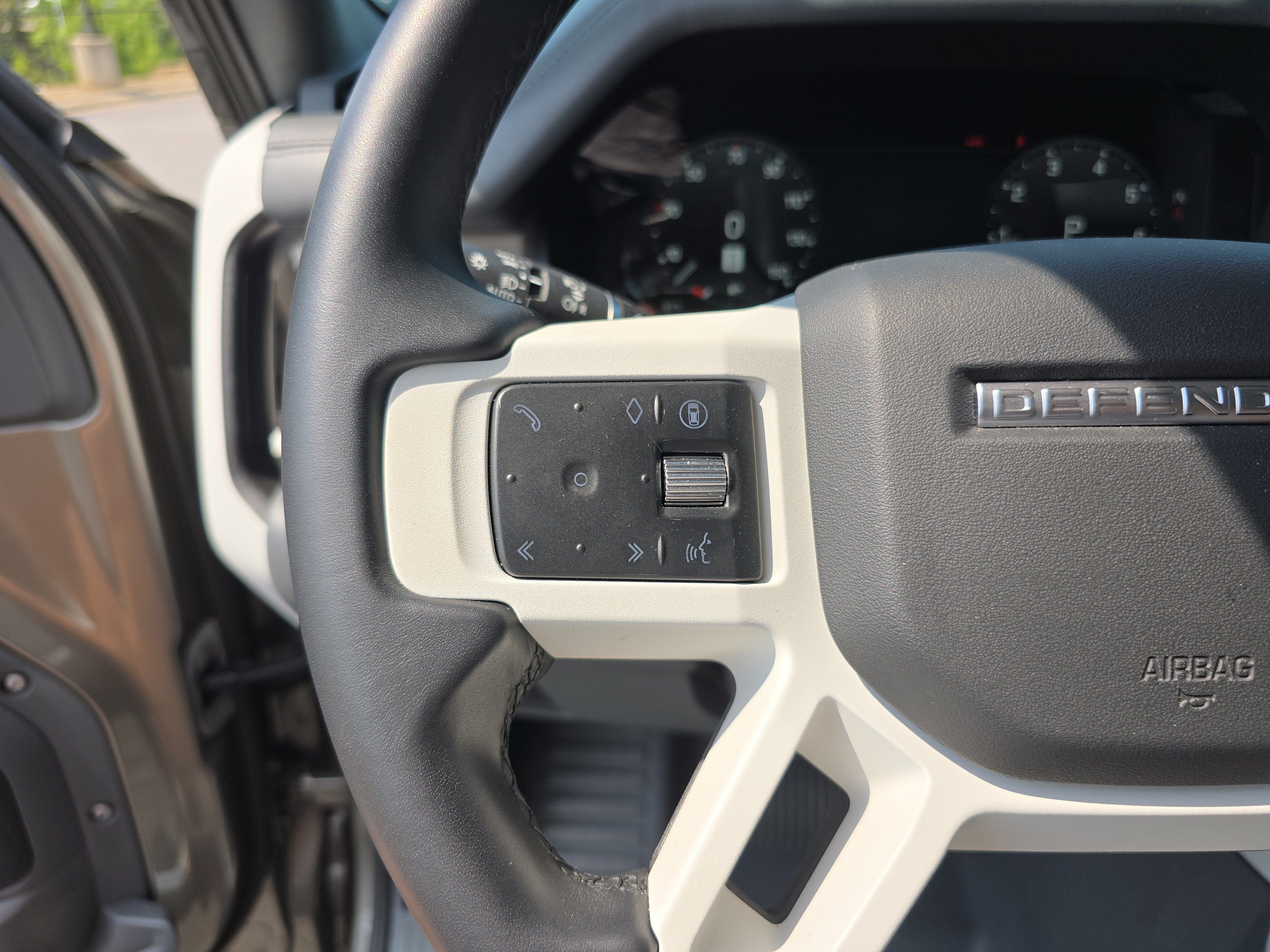 Certified 2025 Land Rover Defender 110 S AWD/4WD image 33