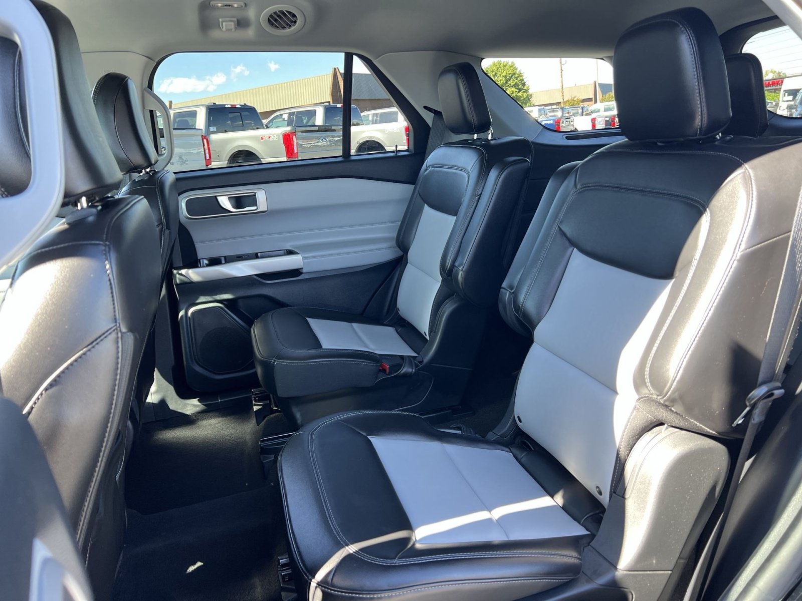 Used 2024 Ford Explorer XLT w/ Equipment Group 202A RWD image 31